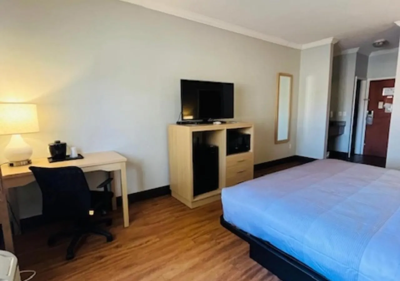 TV and multimedia, Bed in Quality Inn Gulf Shores Airport