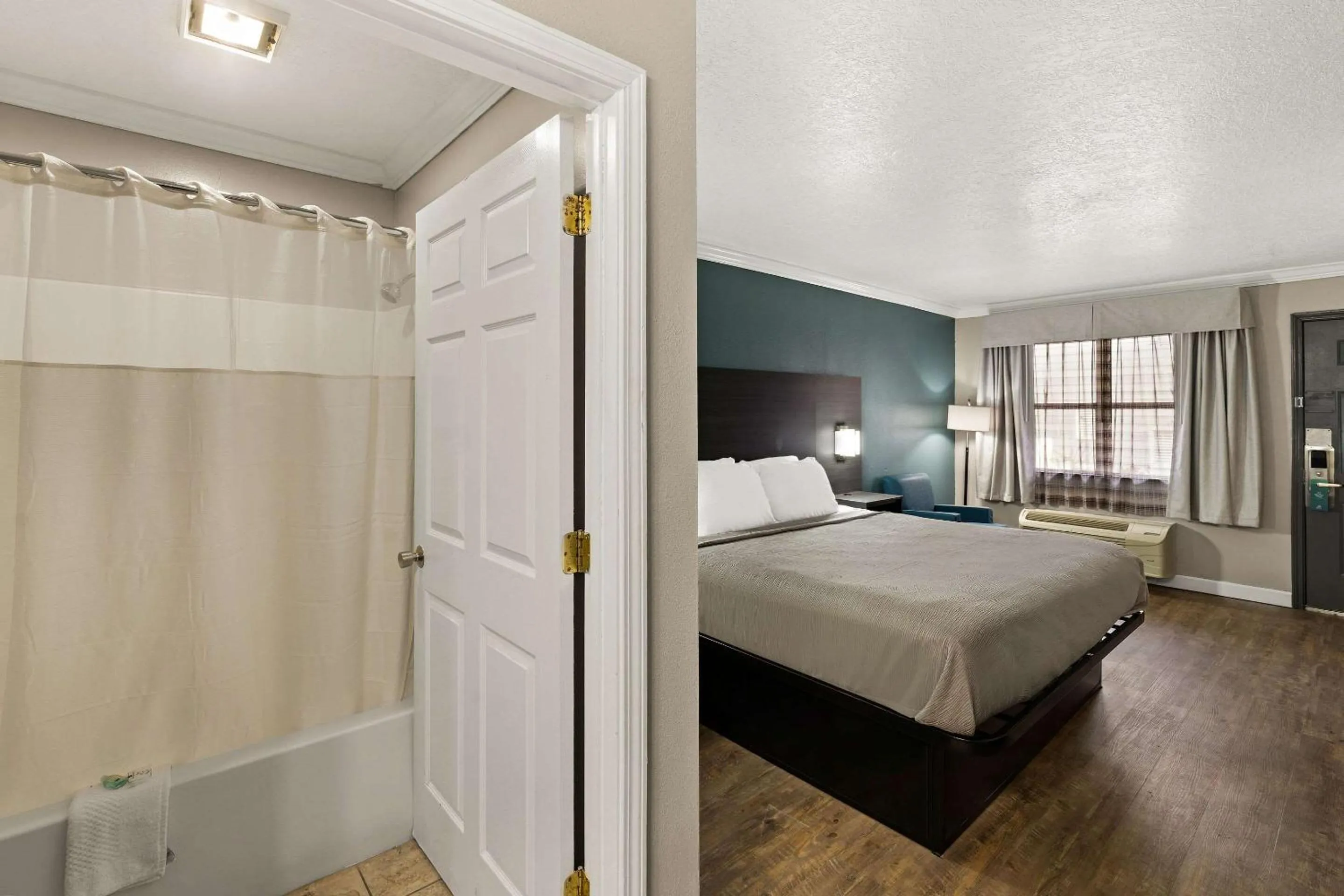Bedroom, Bed in Quality Inn Ocean Springs - Biloxi East