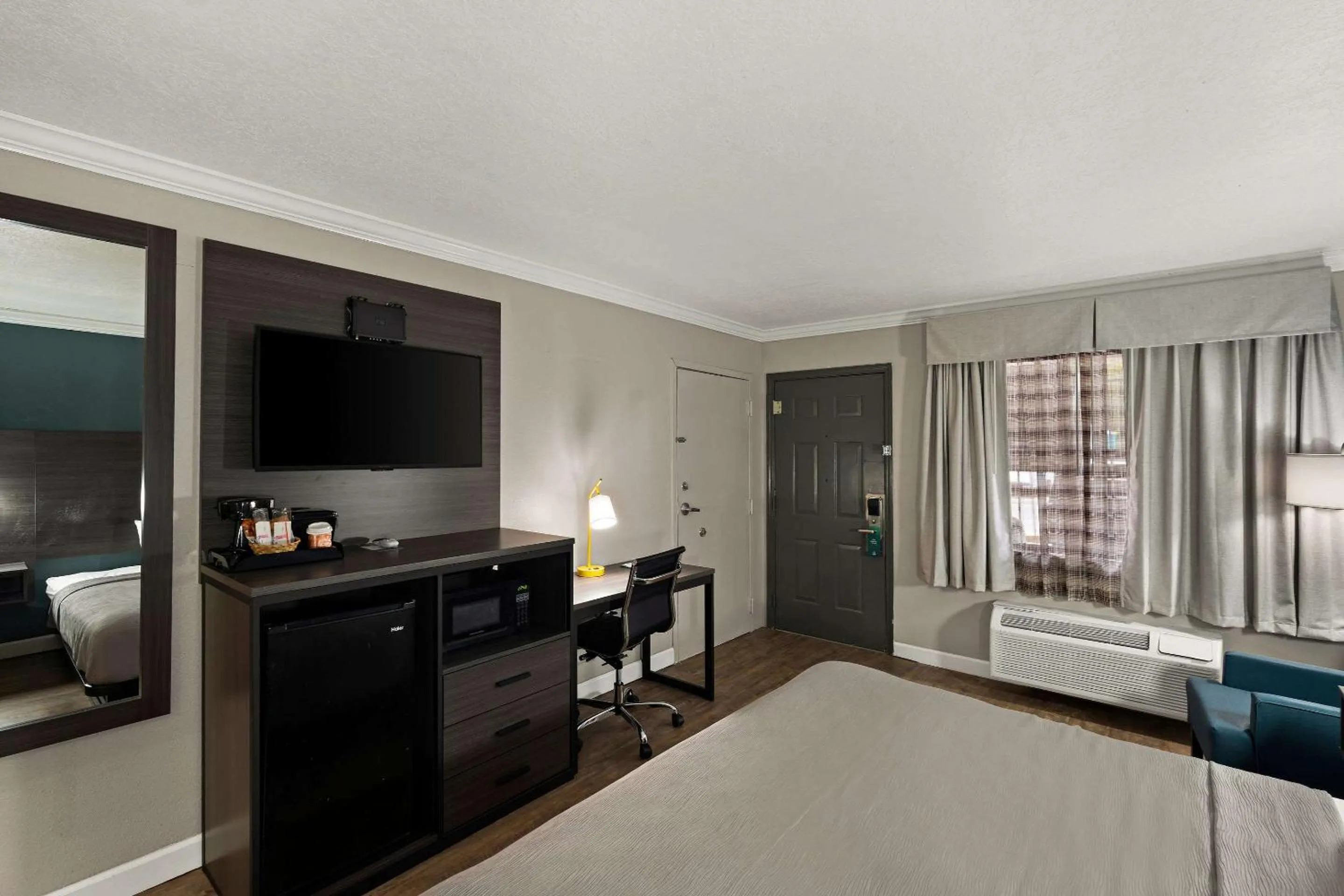 Bedroom, Bed in Quality Inn Ocean Springs - Biloxi East