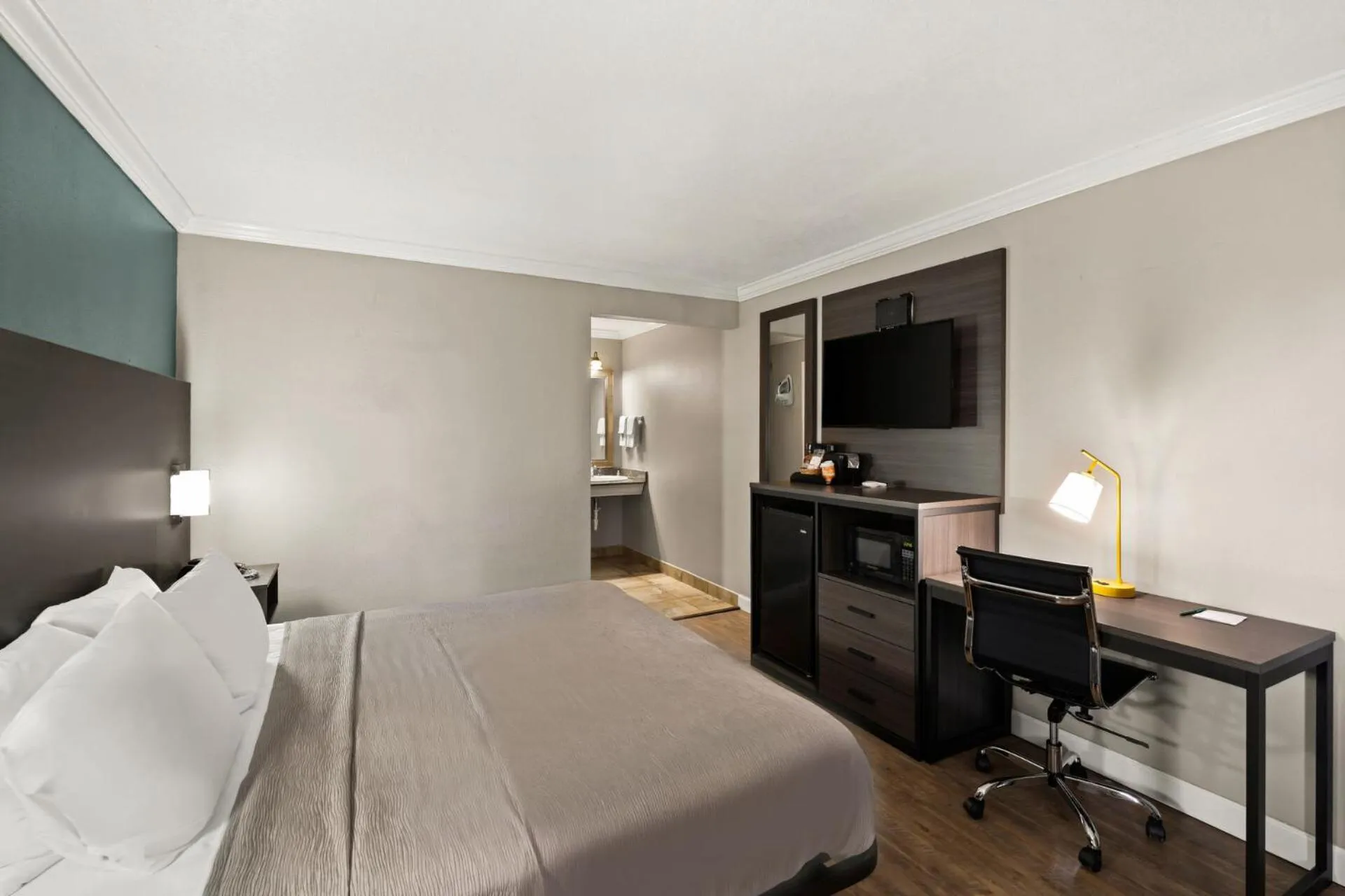 Bed in Quality Inn Ocean Springs - Biloxi East