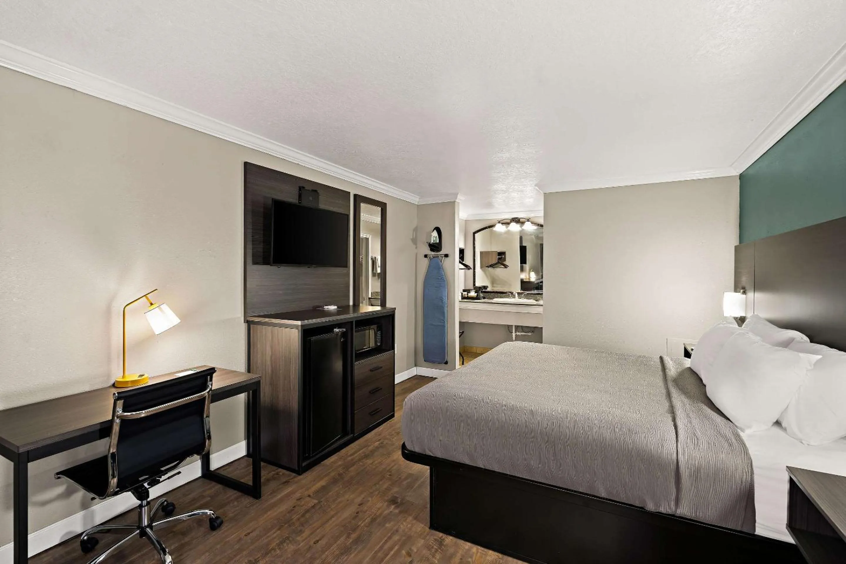 Bedroom, Bed in Quality Inn Ocean Springs - Biloxi East