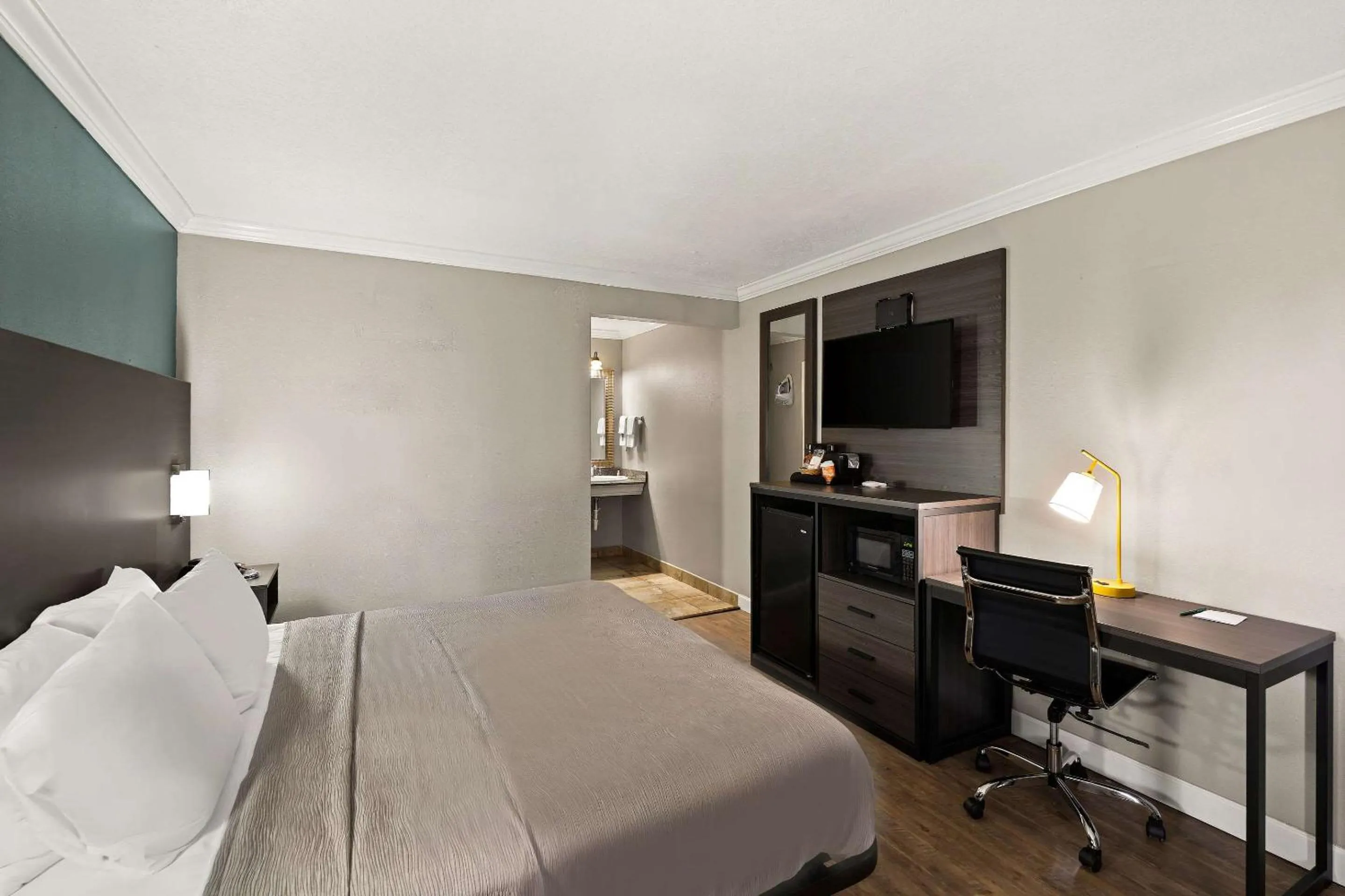 Bedroom, Bed in Quality Inn Ocean Springs - Biloxi East