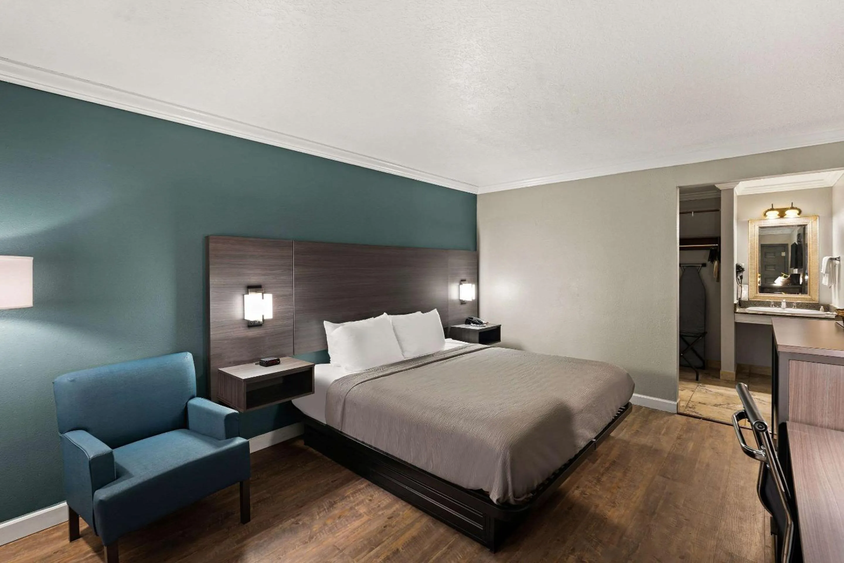 Bedroom, Bed in Quality Inn Ocean Springs - Biloxi East