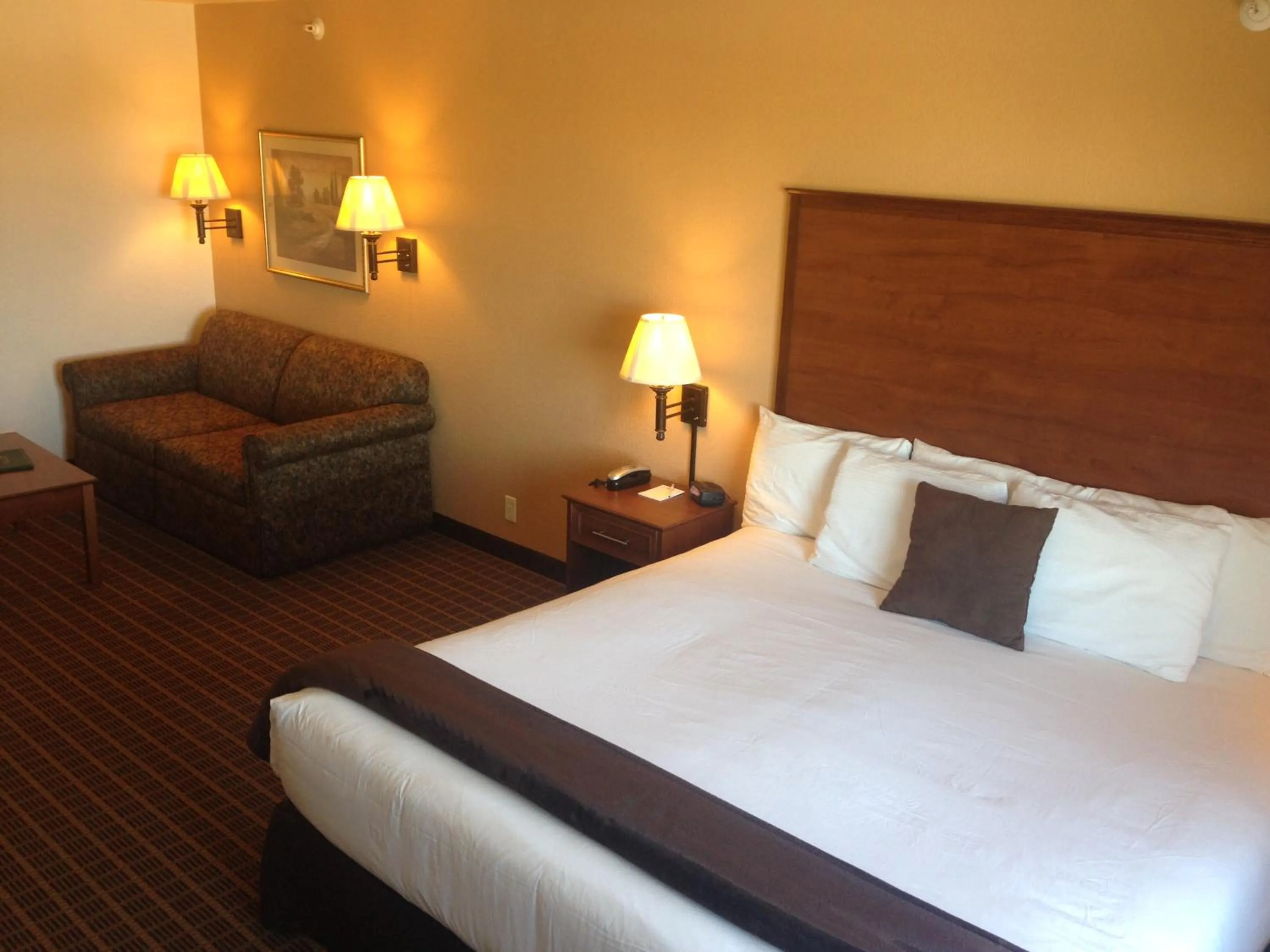 Bed in Expressway Suites Fargo