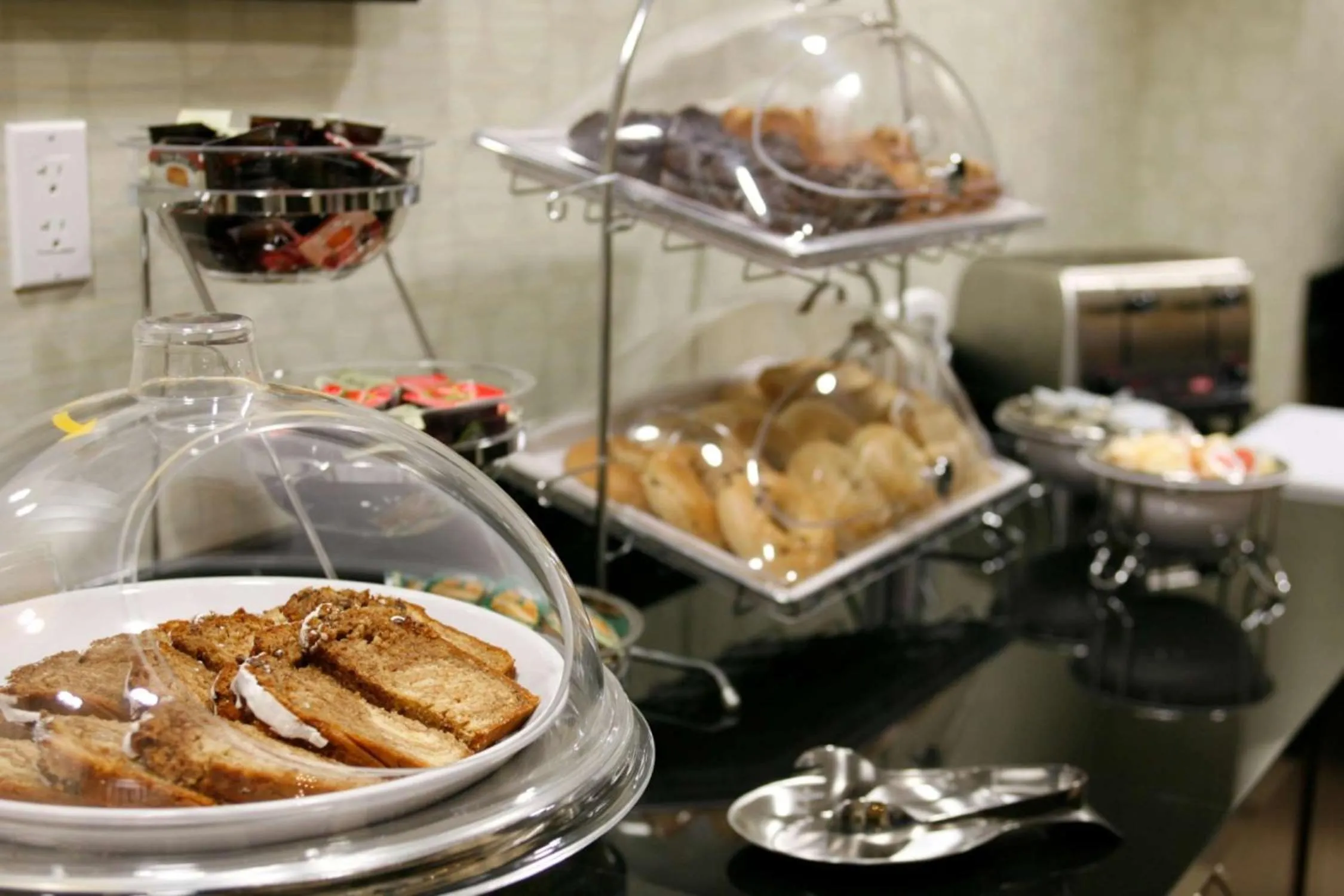 Dining area in Hampton Inn by Hilton Fort Saskatchewan