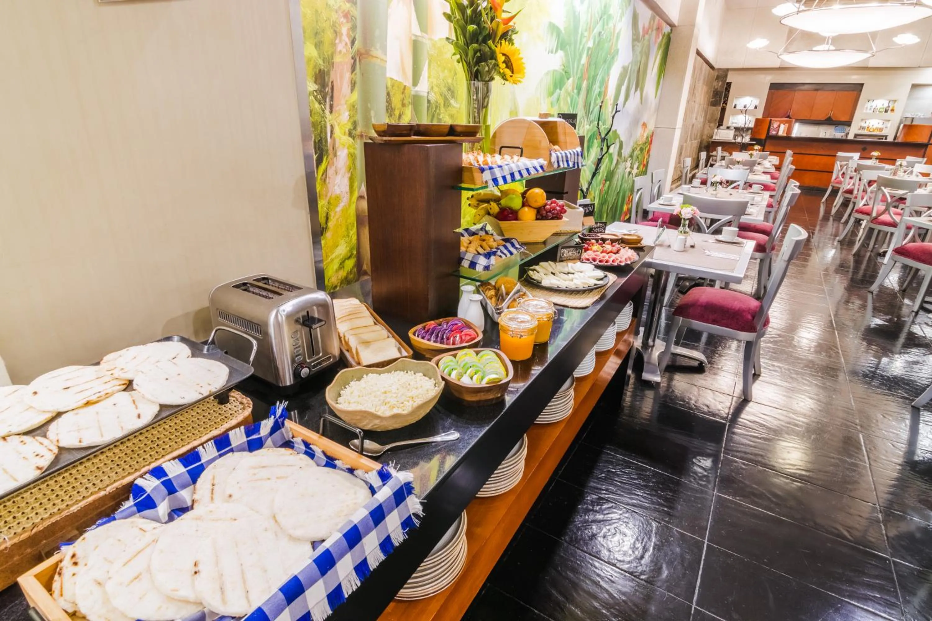 Restaurant/places to eat in GHL Hotel Abadia Plaza
