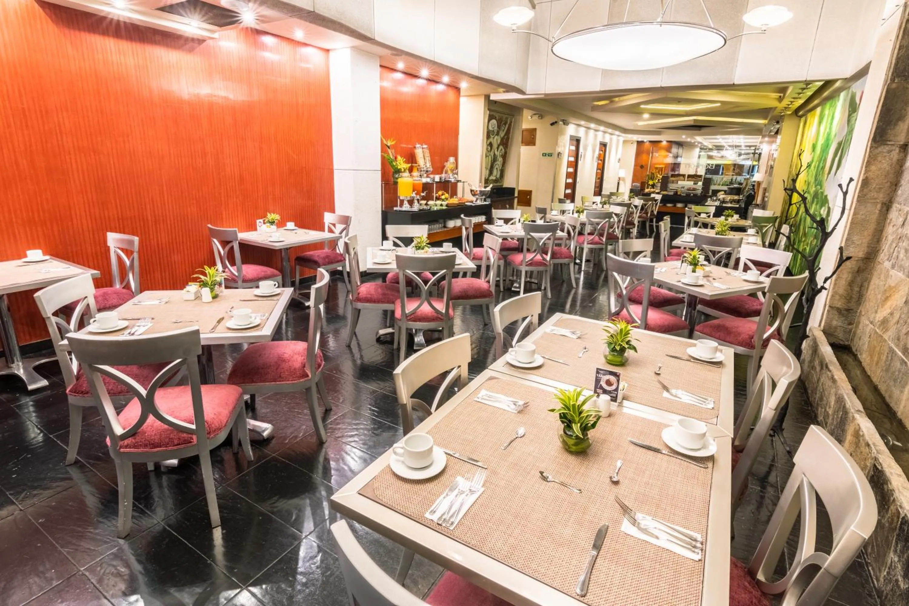 Restaurant/places to eat in GHL Hotel Abadia Plaza