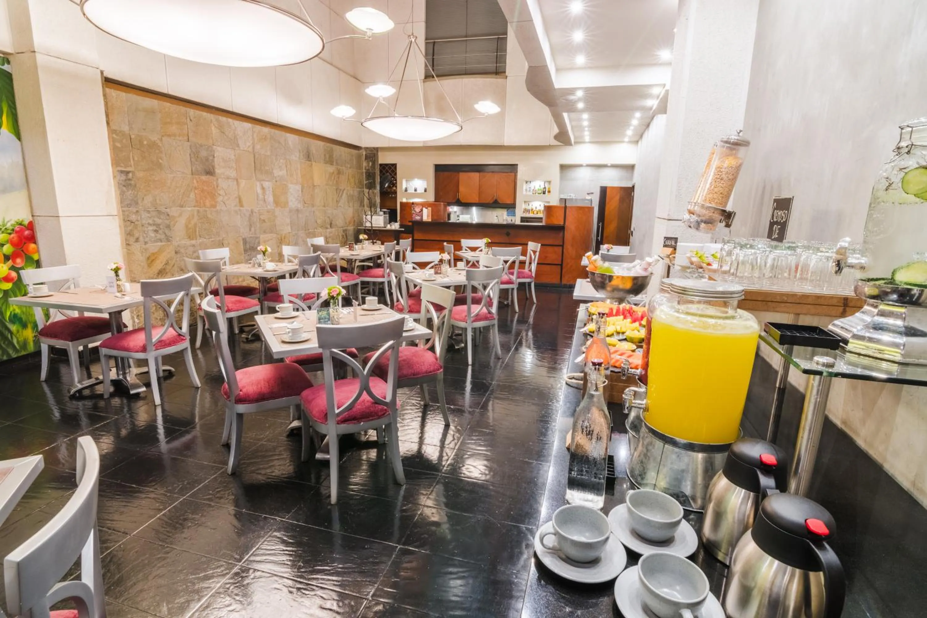 Restaurant/places to eat in GHL Hotel Abadia Plaza
