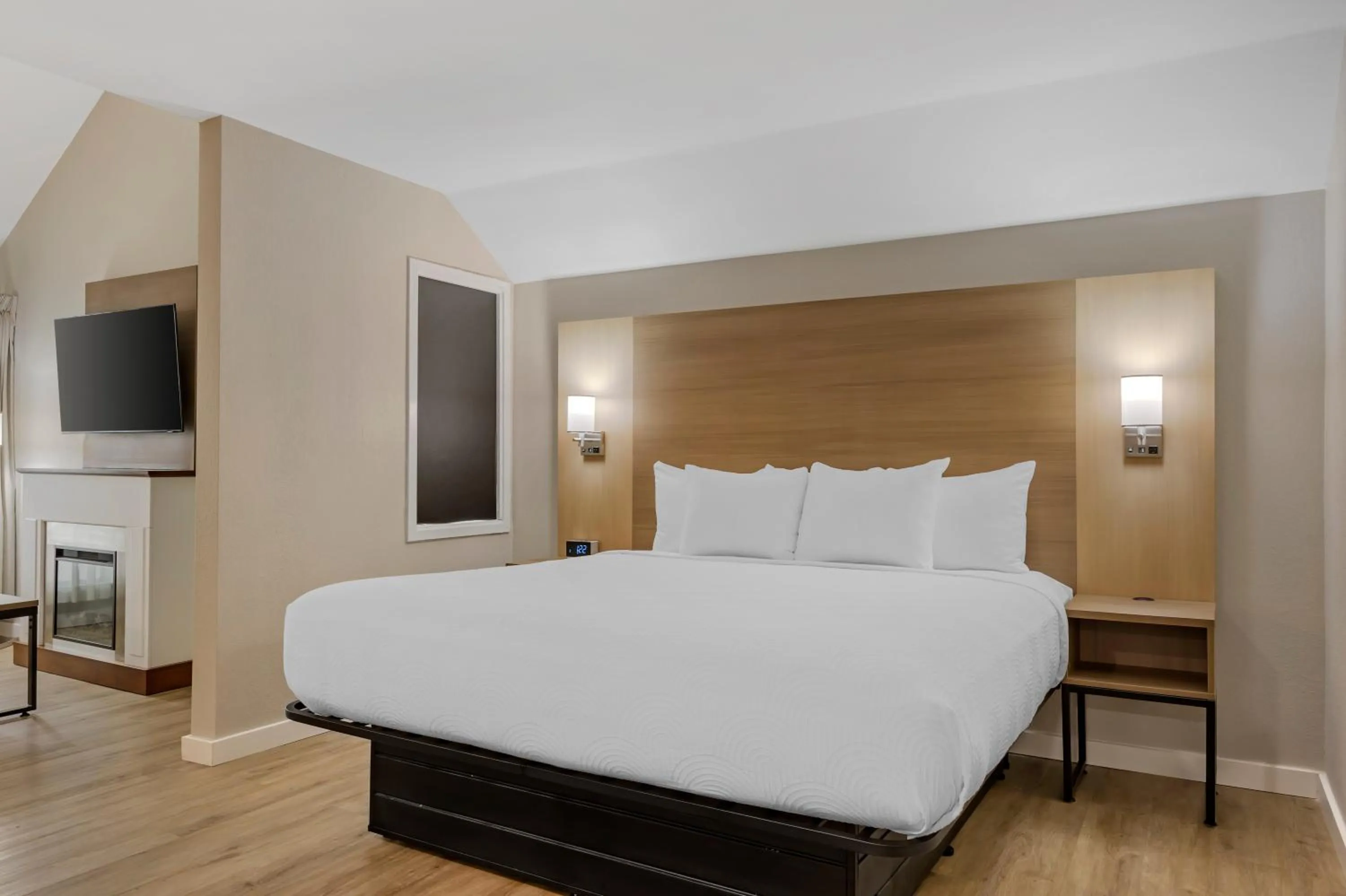 Bedroom, Bed in MainStay Suites Springfield South - Battlefield Rd