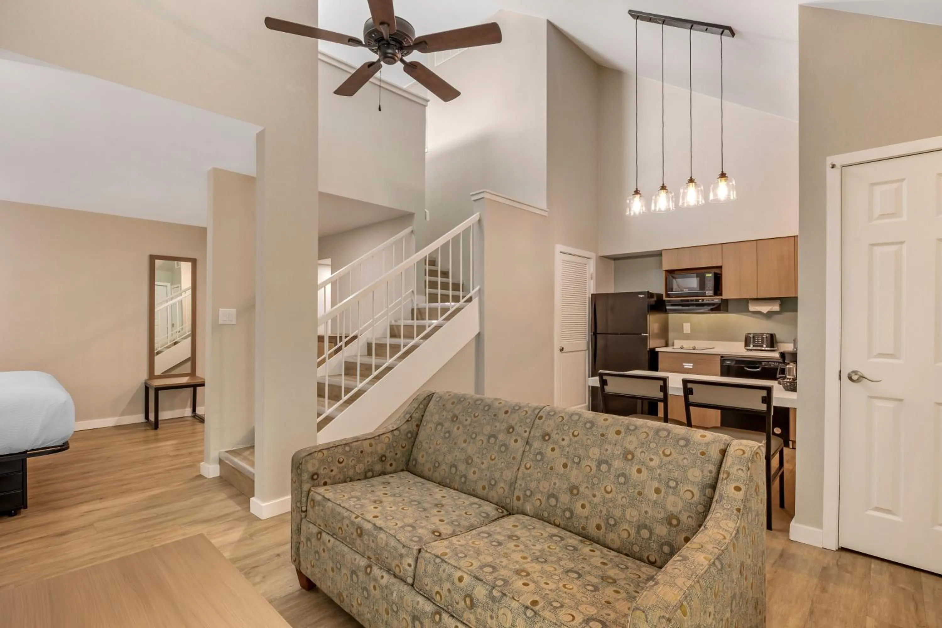 Living room in MainStay Suites Springfield South - Battlefield Rd