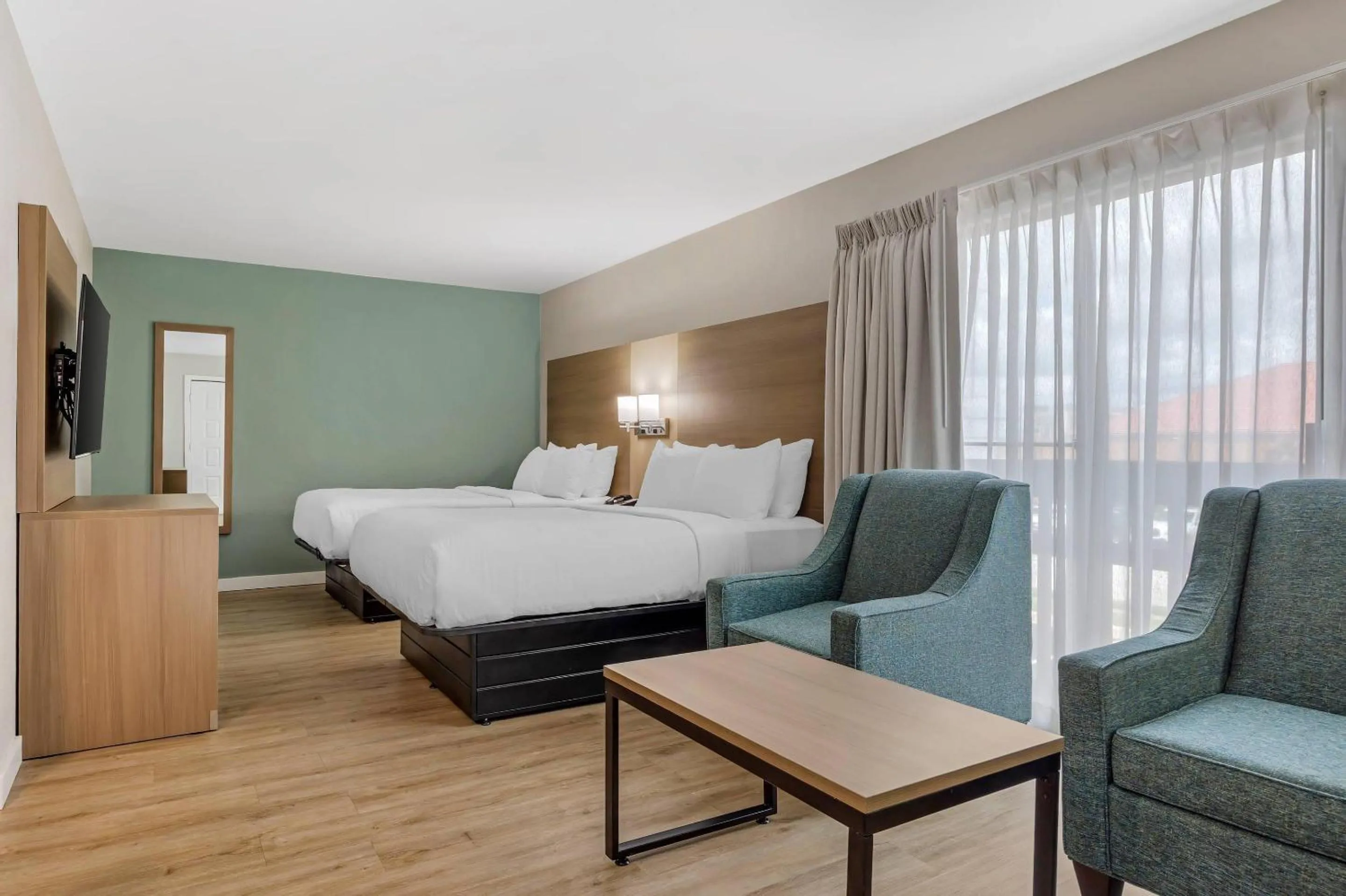 Bedroom, Bed in MainStay Suites Springfield South - Battlefield Rd