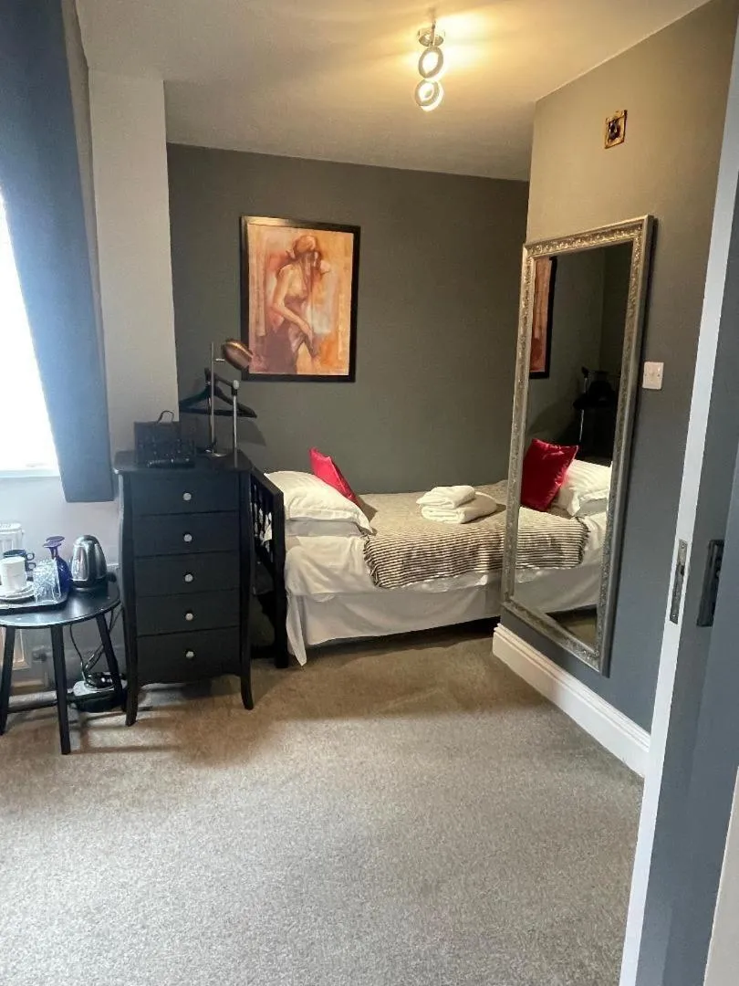 Bedroom, Bed in Skyline Guesthouse