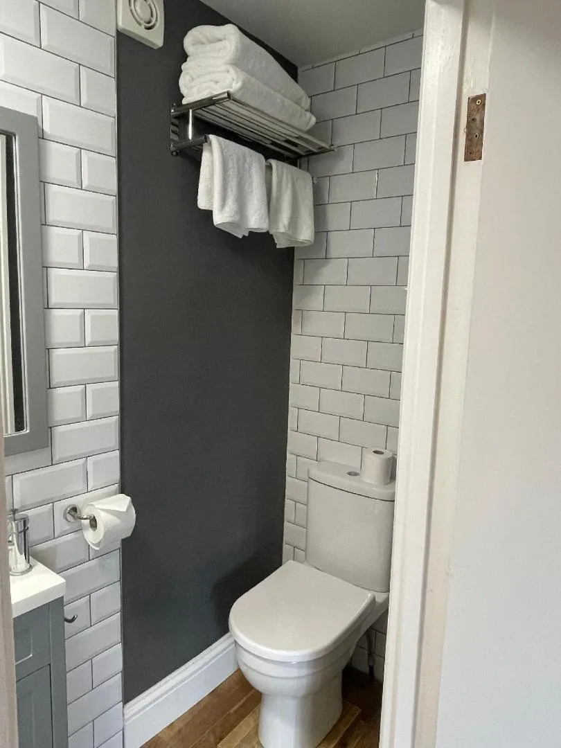 Bathroom in Skyline Guesthouse