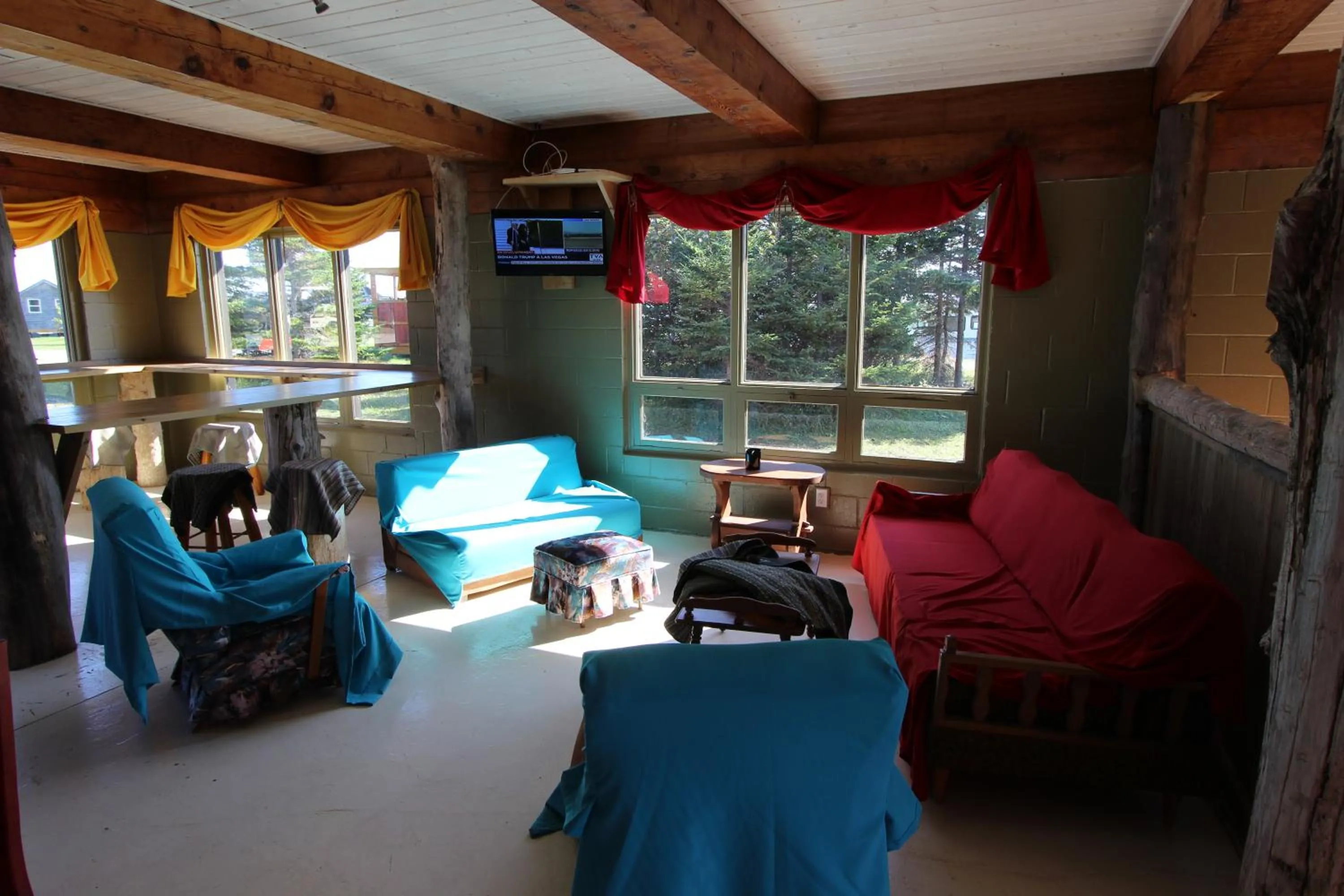 Communal lounge/ TV room in Chalets Nature Océan