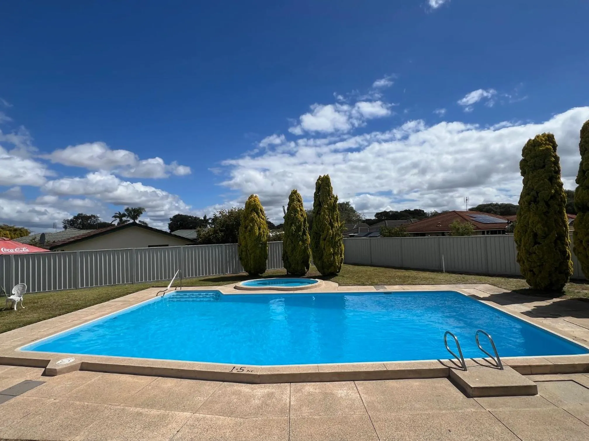 Swimming pool in Restawile Motel