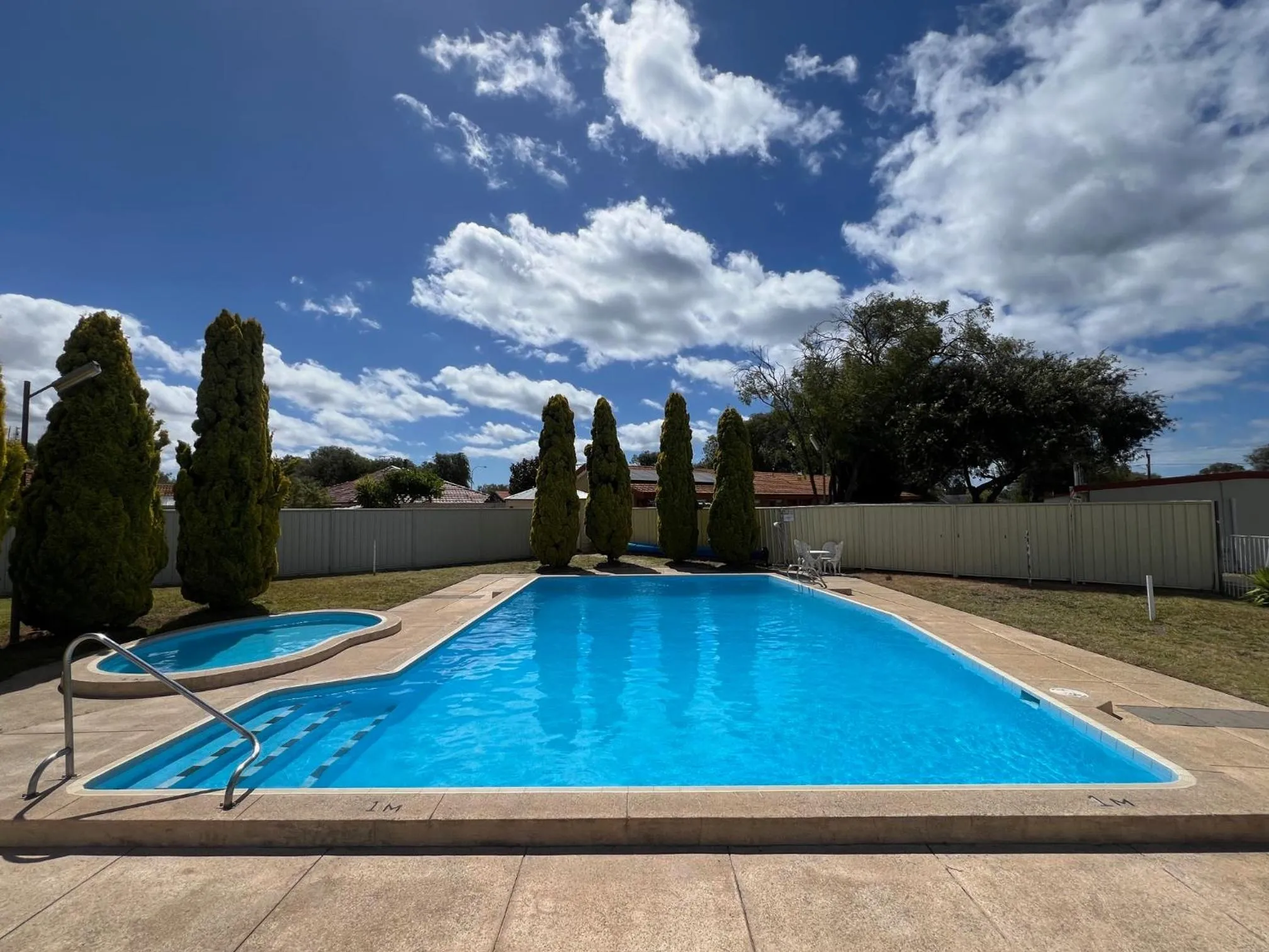 Swimming pool in Restawile Motel