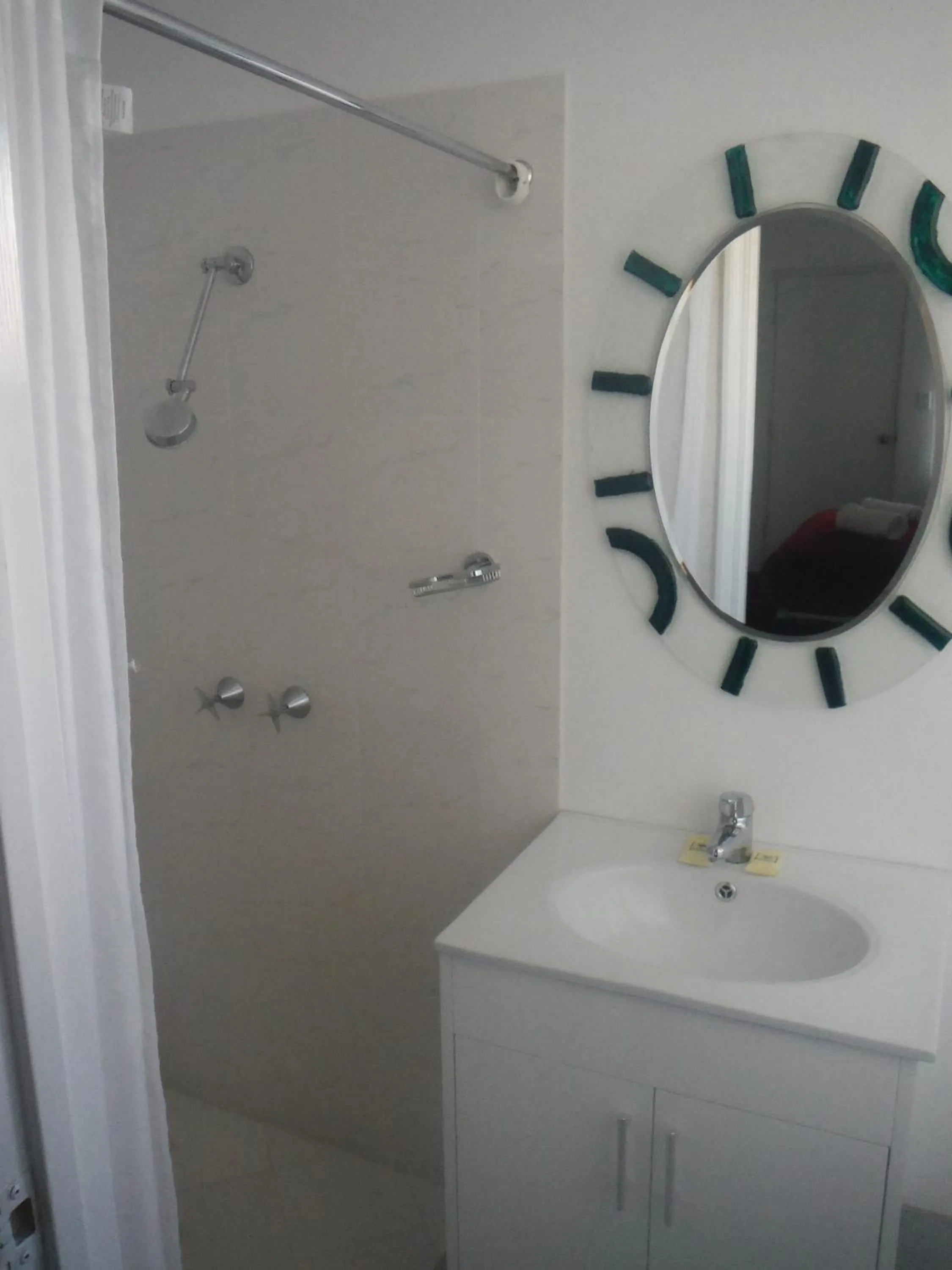 Bathroom in Restawile Motel