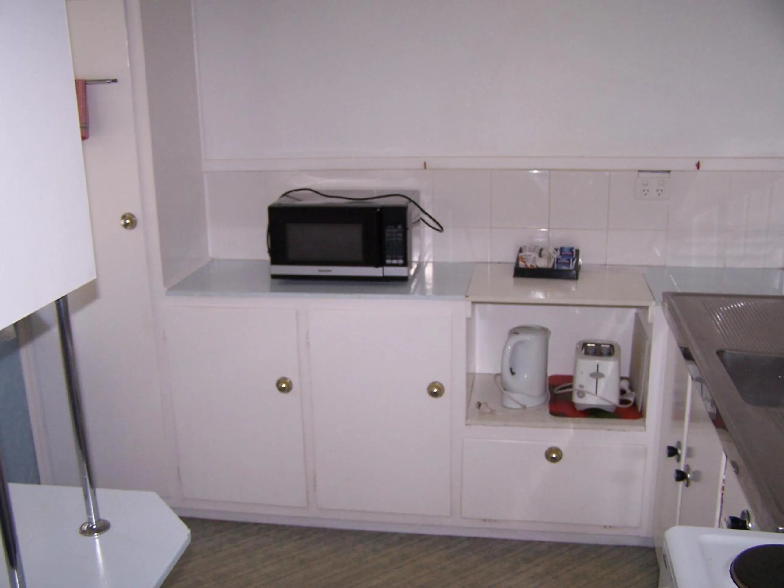 Kitchen or kitchenette in Restawile Motel