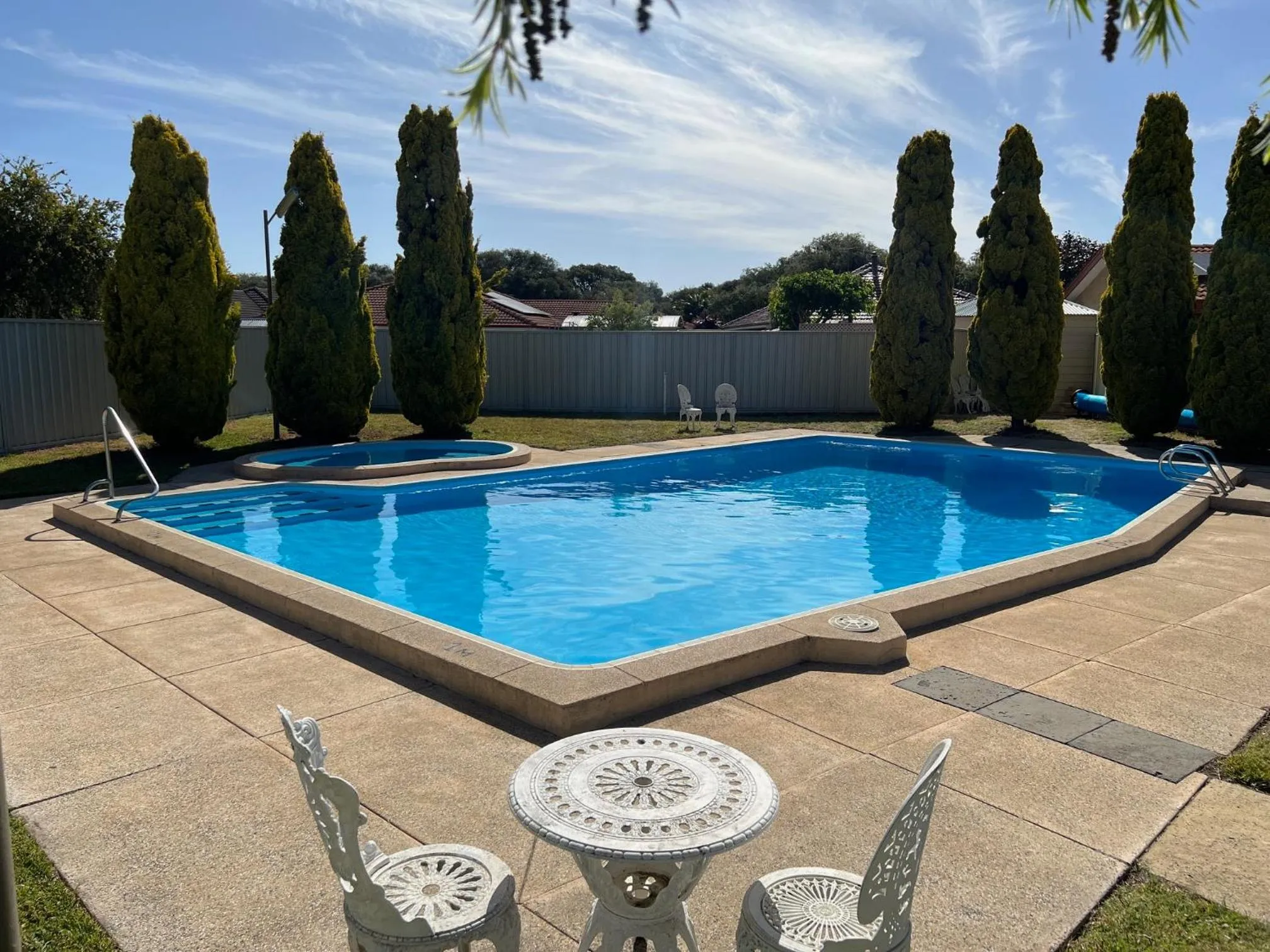 Swimming pool in Restawile Motel