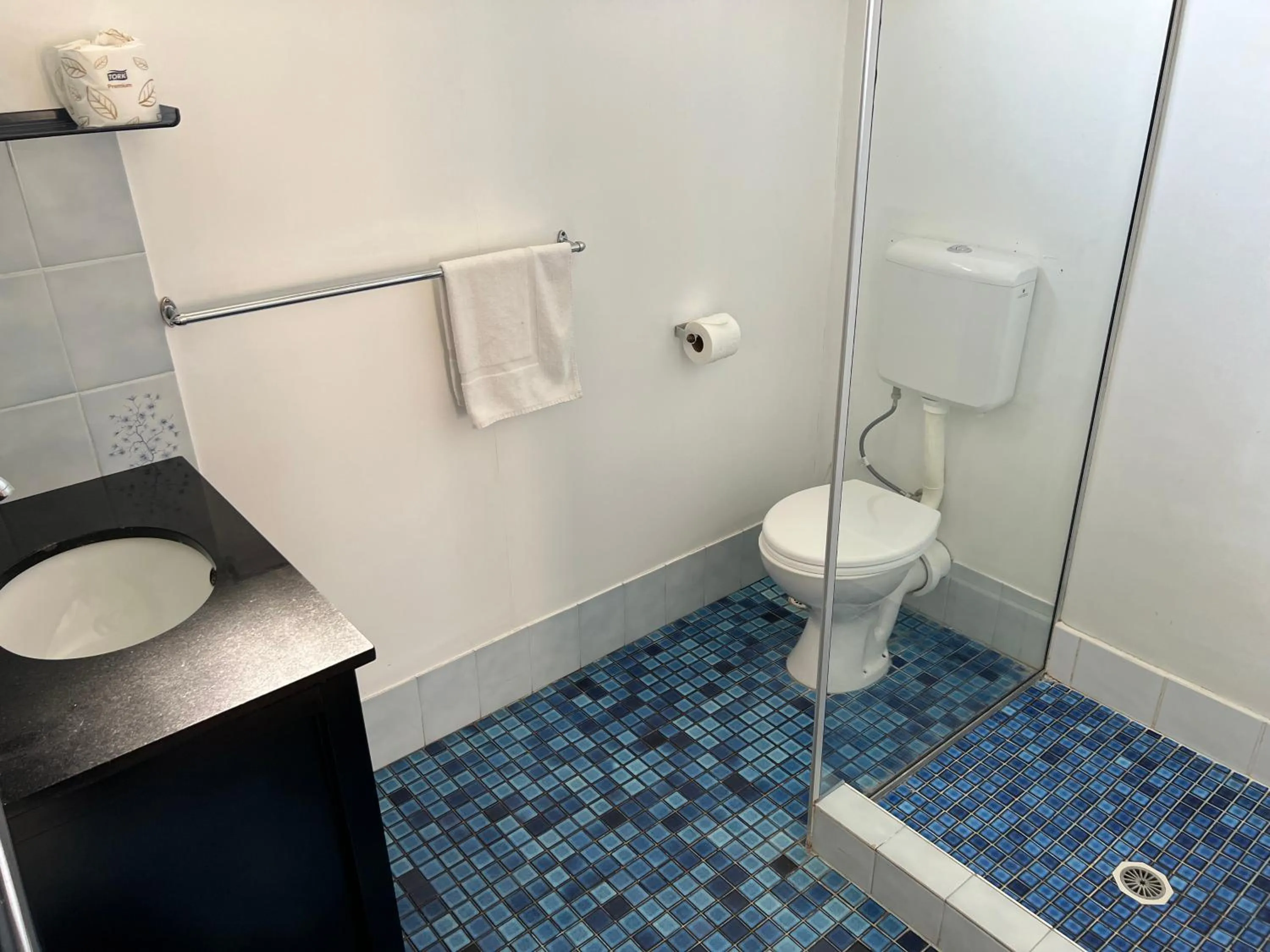 Bathroom in Restawile Motel