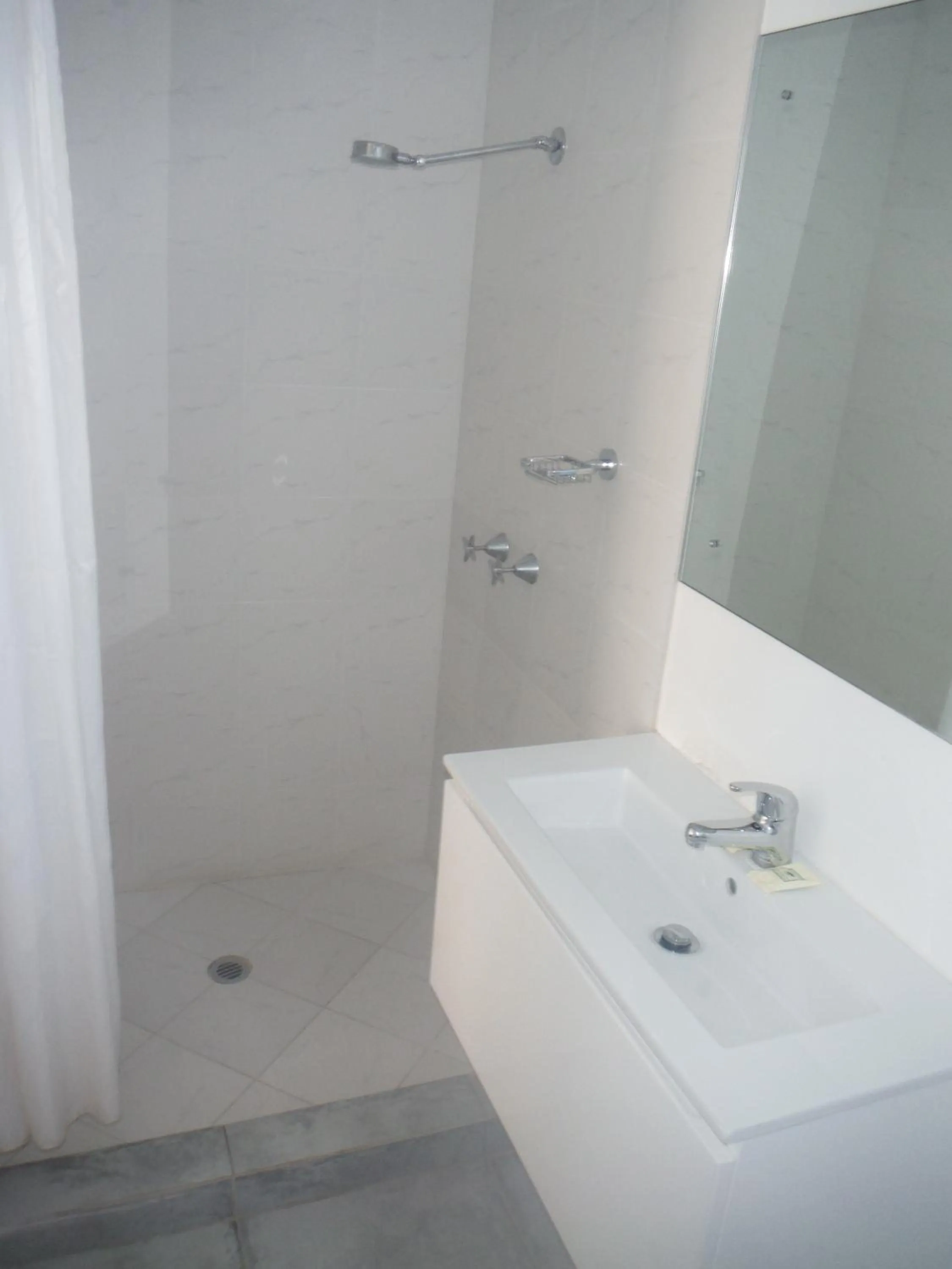 Bathroom in Restawile Motel