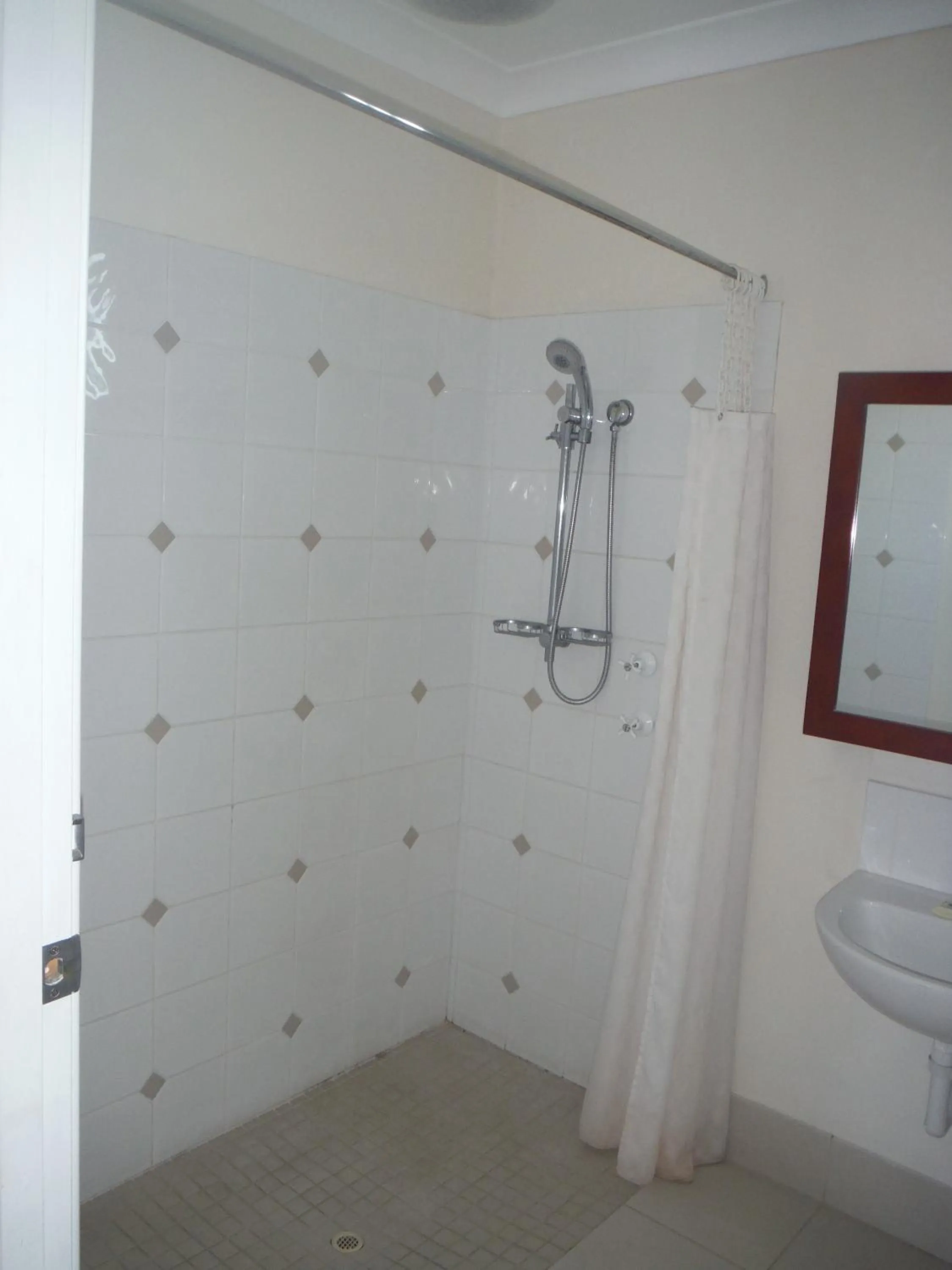 Bathroom in Restawile Motel