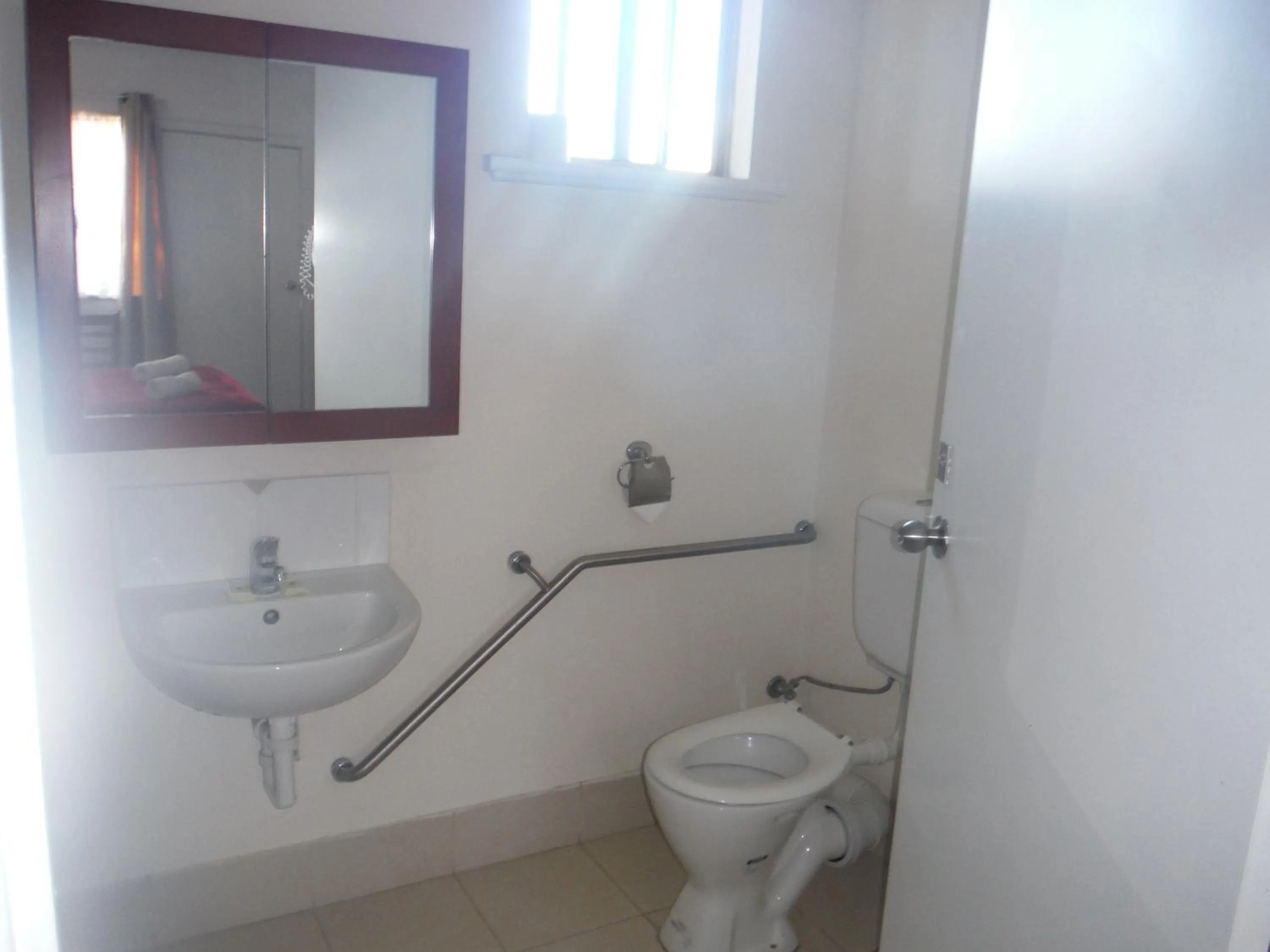 Bathroom in Restawile Motel