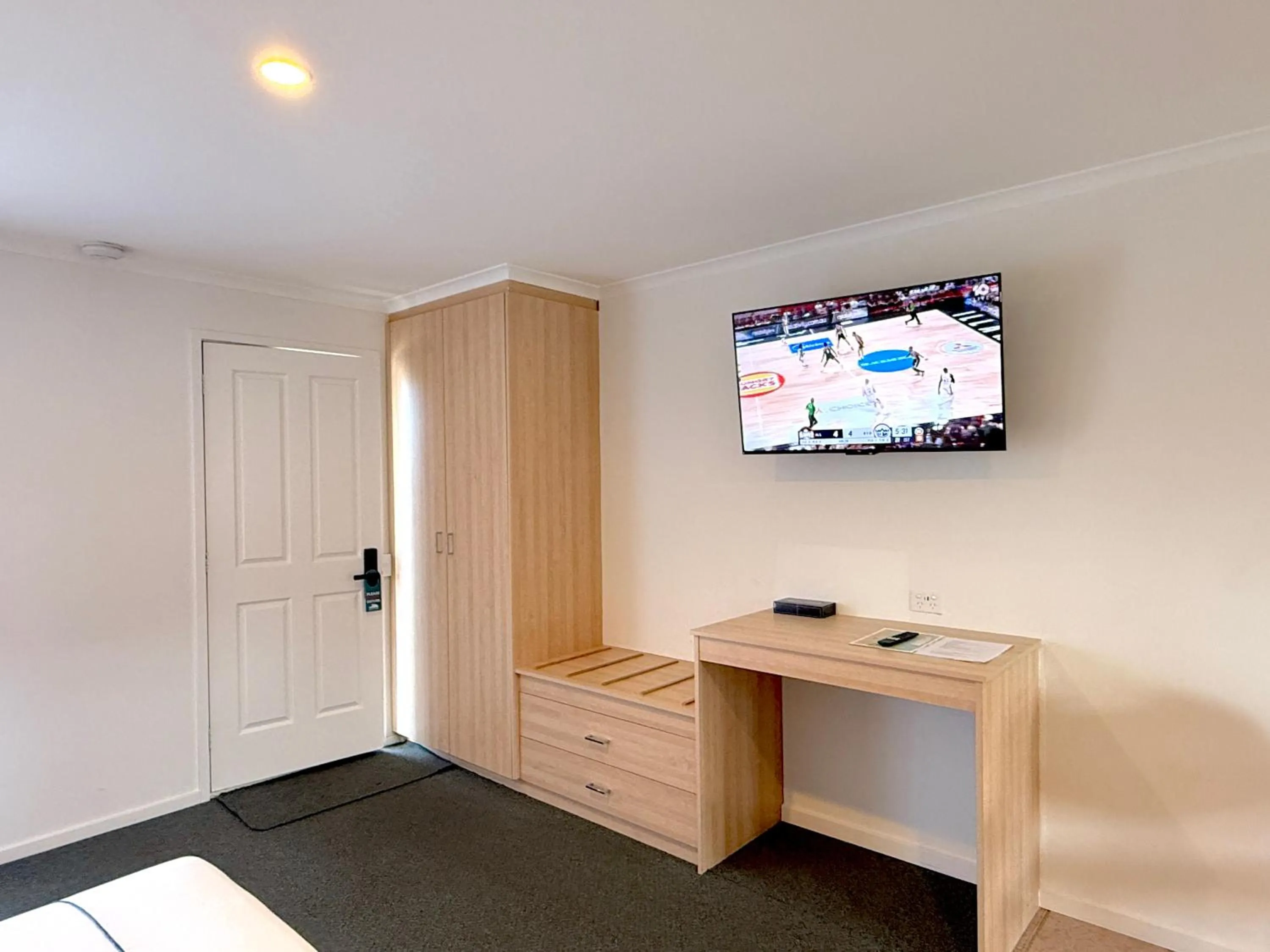 TV and multimedia, Bed in Beachcomber Motel & Apartments