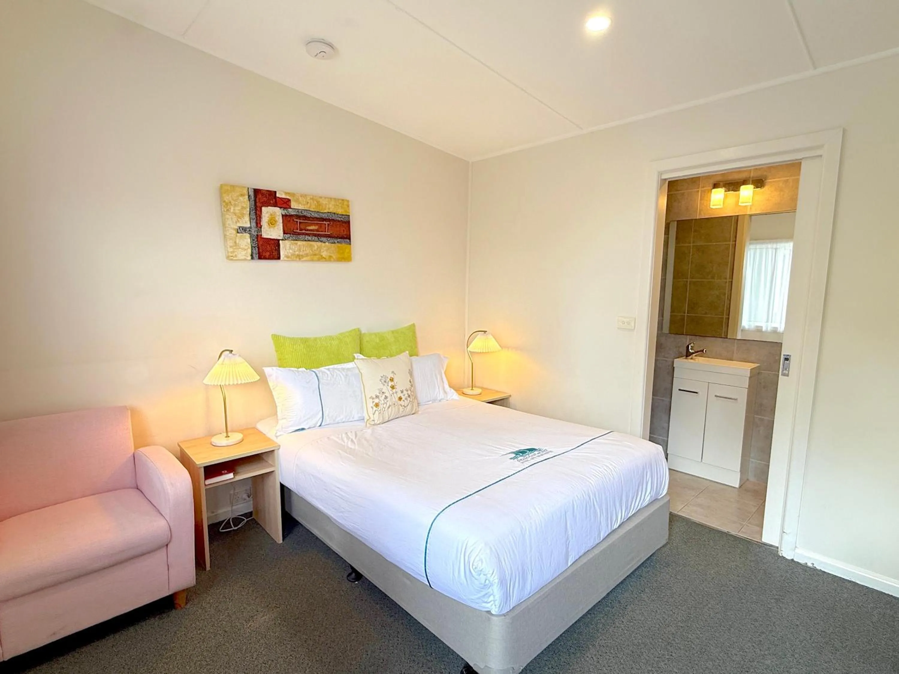 Bedroom, Bed in Beachcomber Motel & Apartments