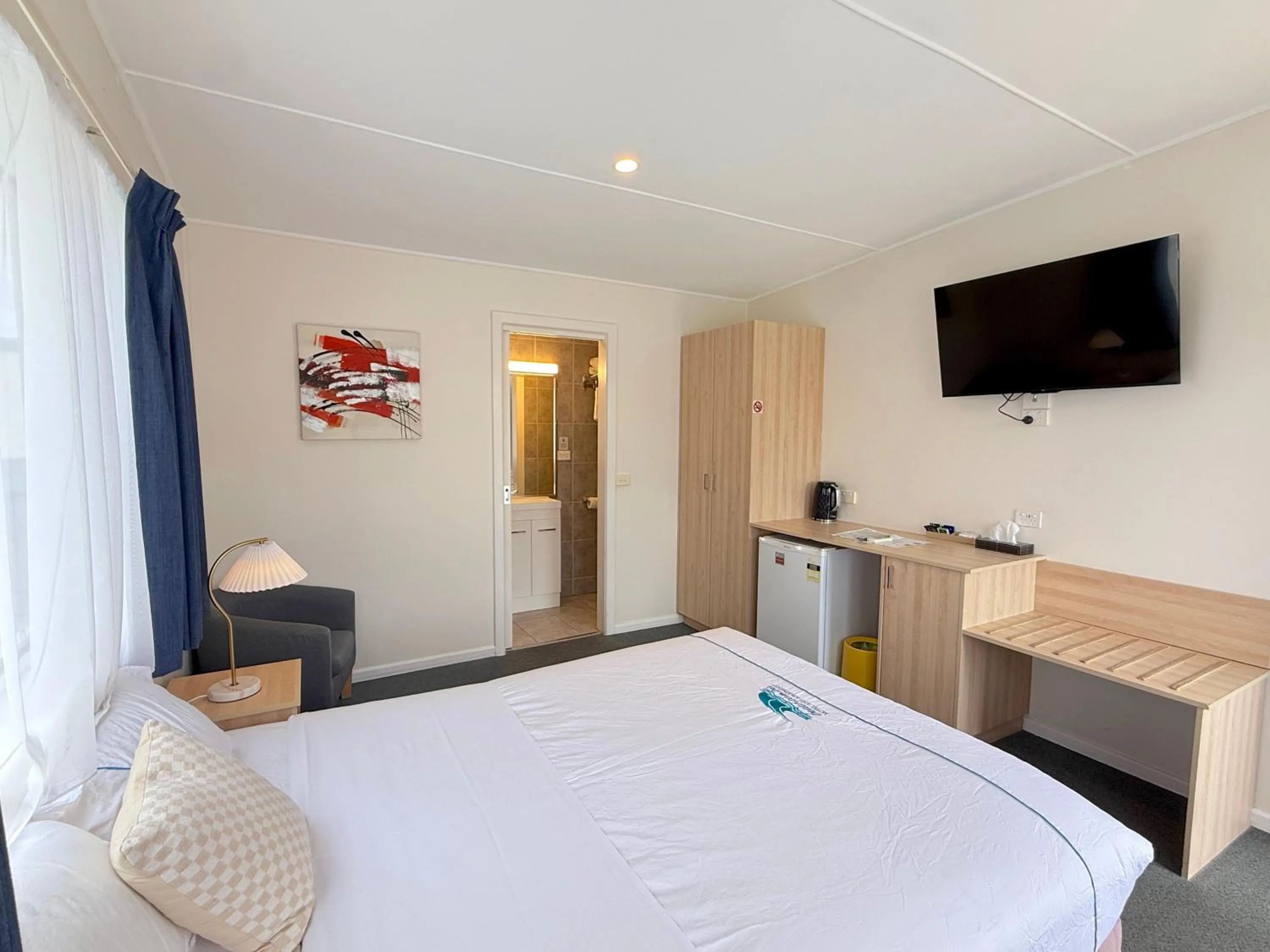 Bedroom, Bed in Beachcomber Motel & Apartments