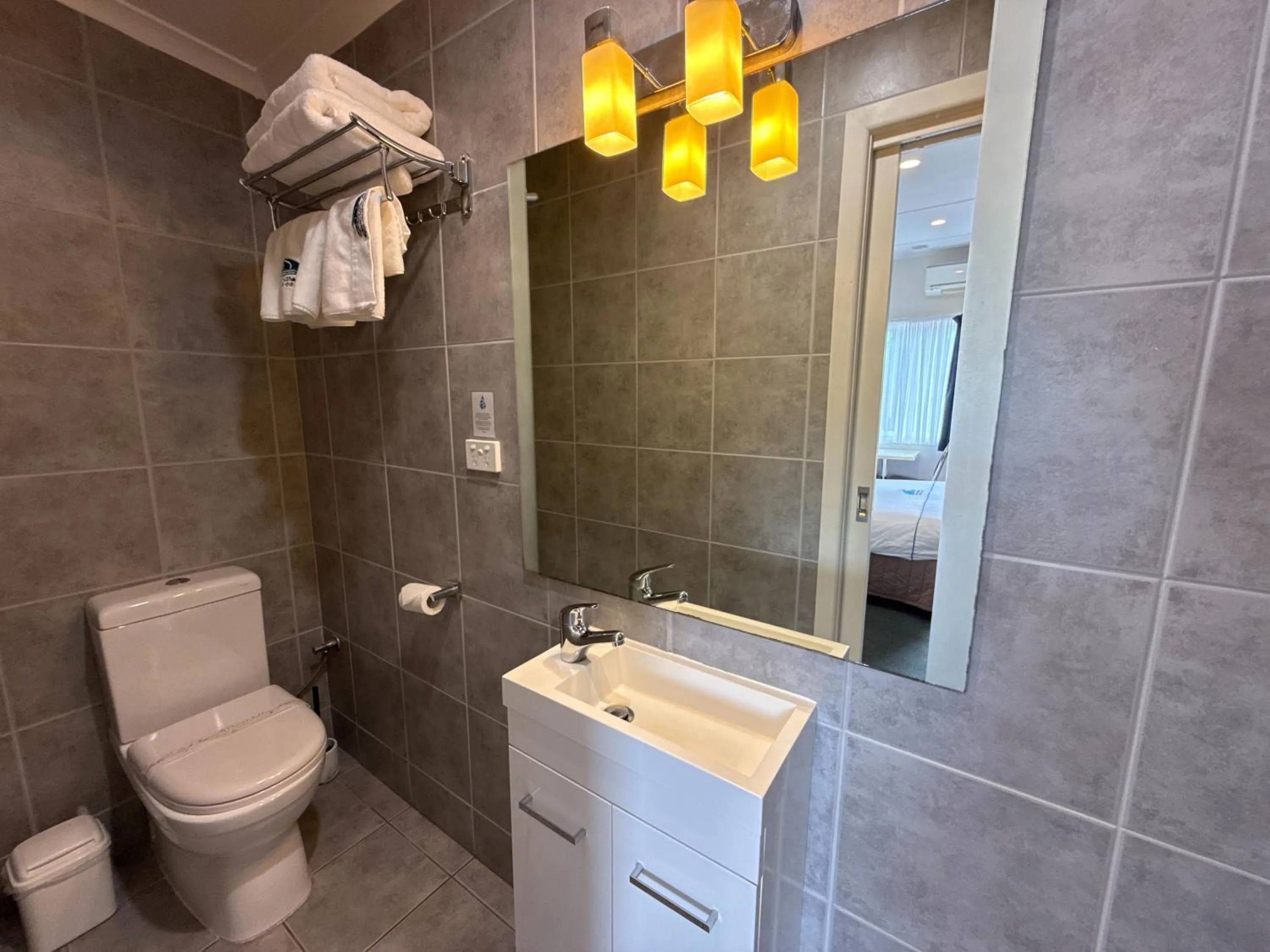 Bathroom in Beachcomber Motel & Apartments