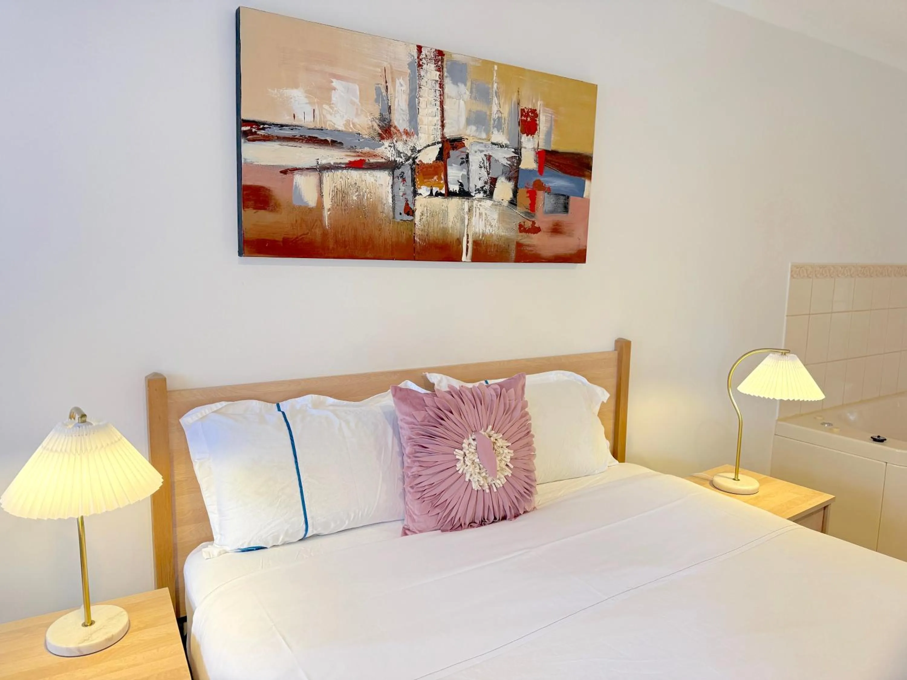 Bed in Beachcomber Motel & Apartments