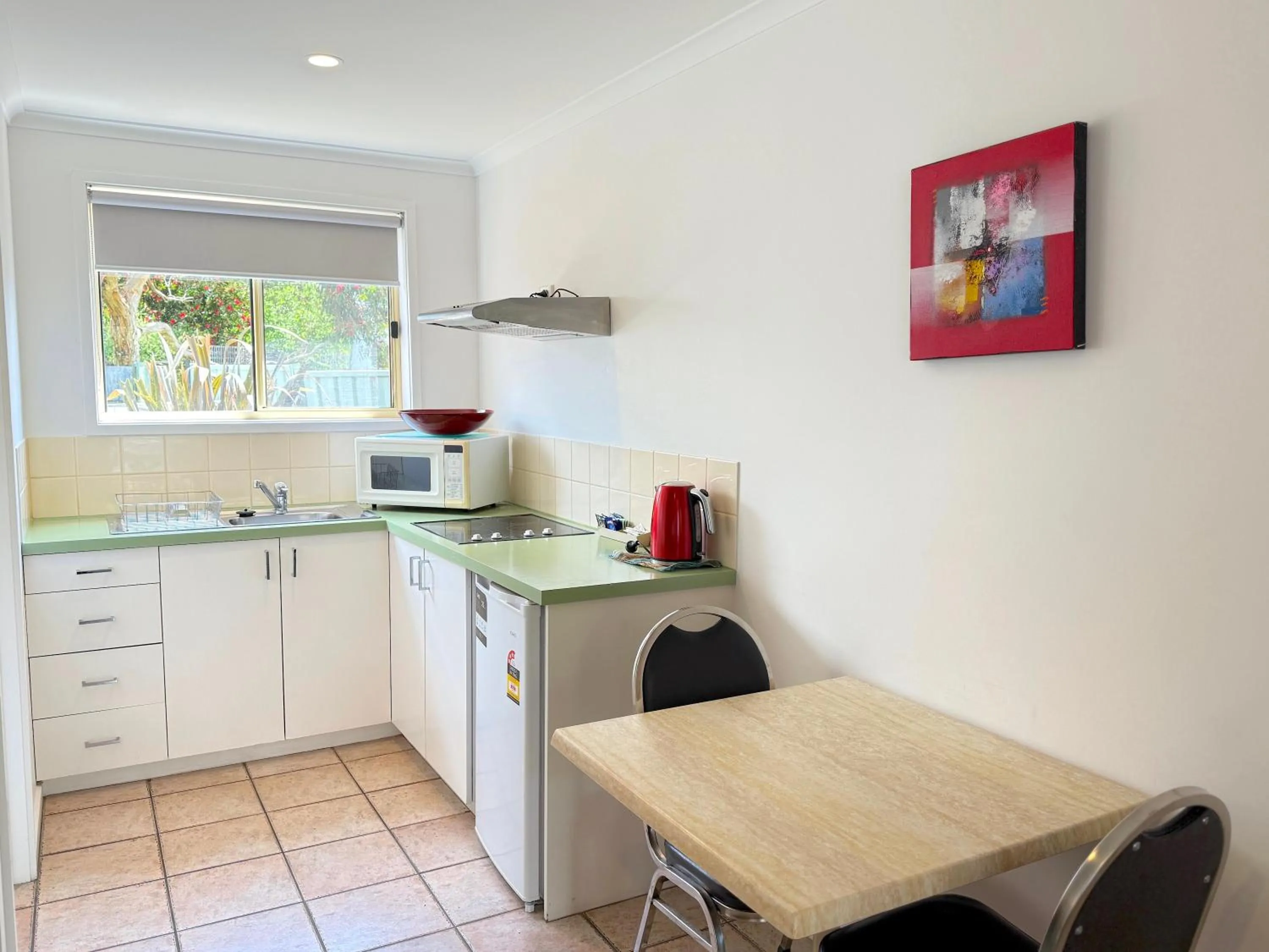 kitchen in Beachcomber Motel & Apartments