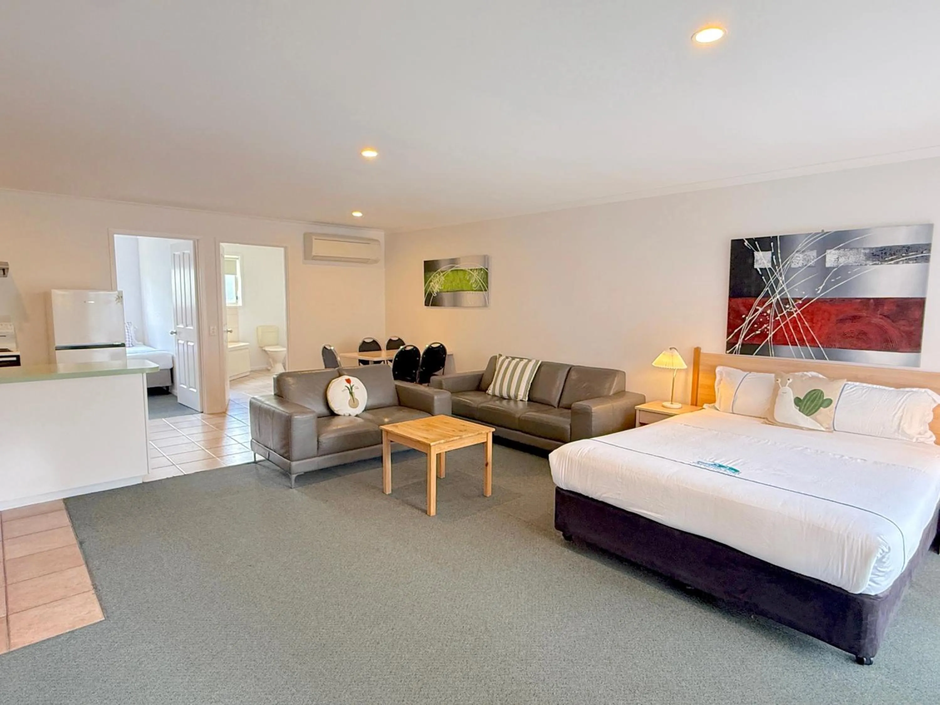 Family, Bed in Beachcomber Motel & Apartments