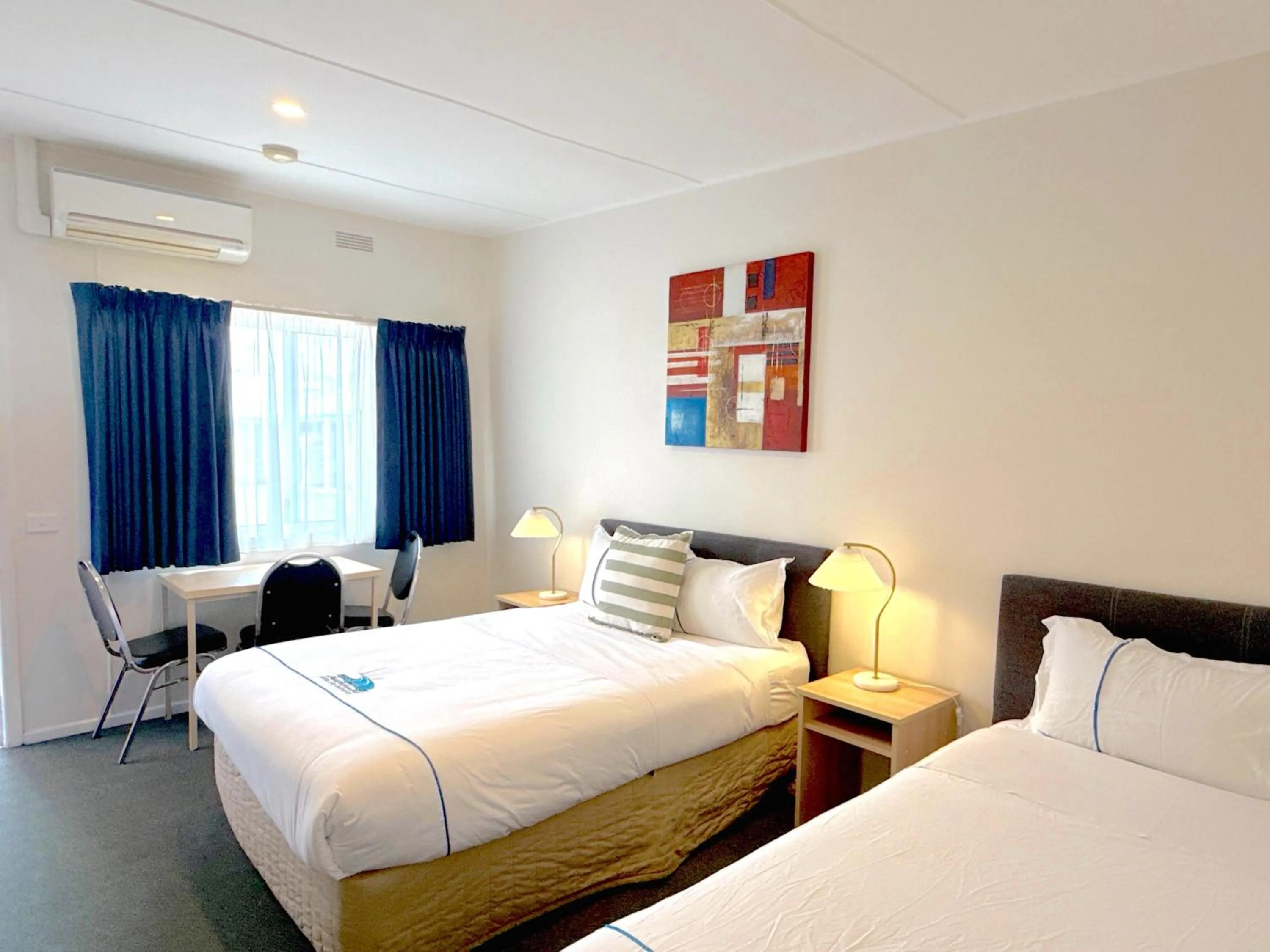 Bedroom, Bed in Beachcomber Motel & Apartments