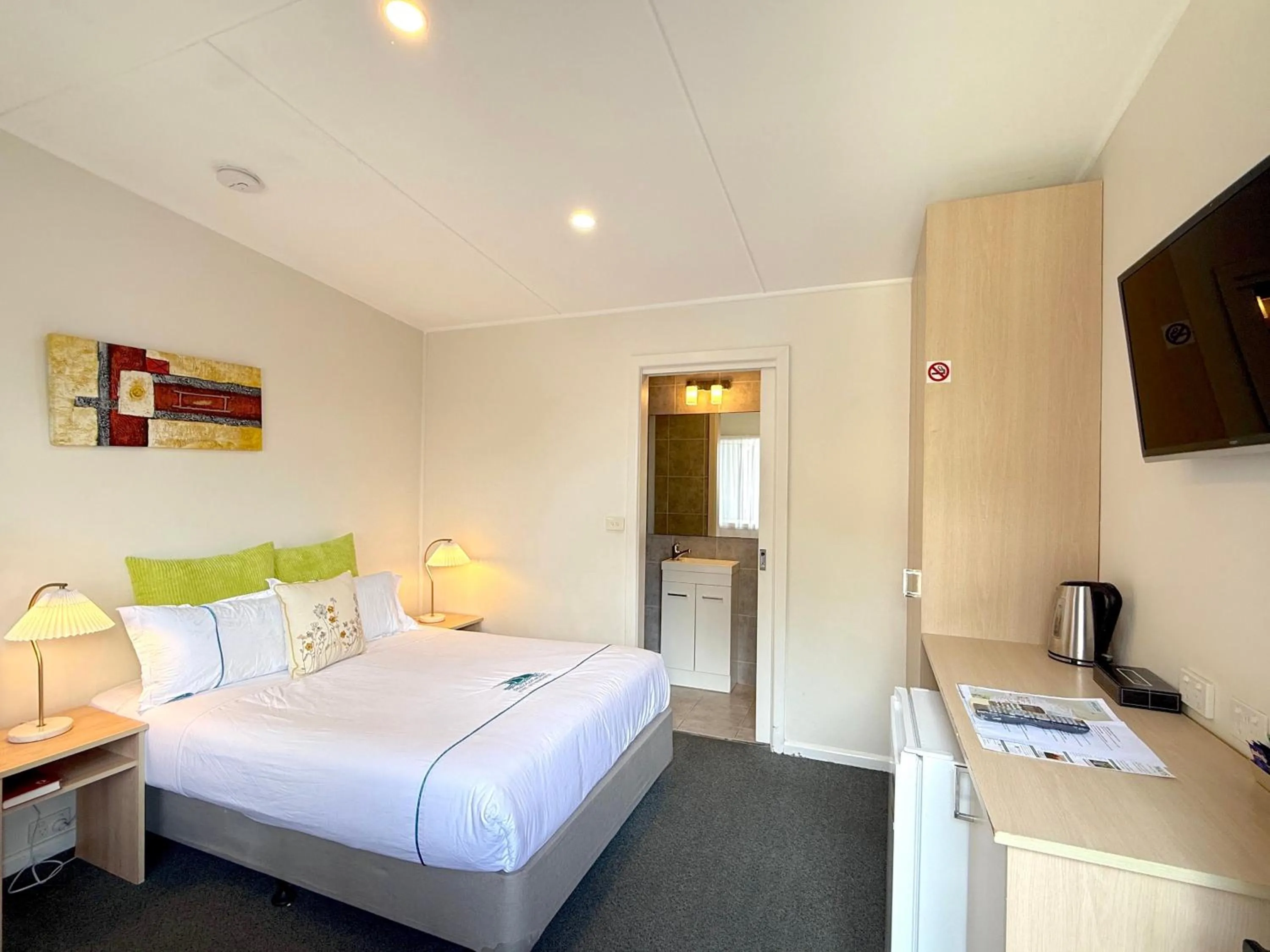 Bedroom, Bed in Beachcomber Motel & Apartments