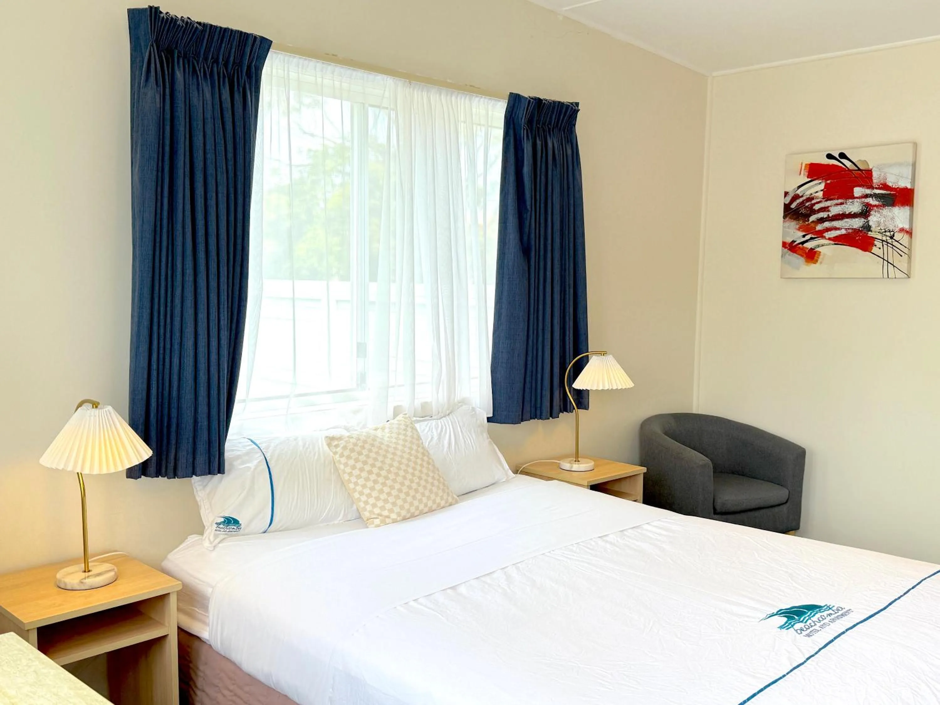 Bed in Beachcomber Motel & Apartments