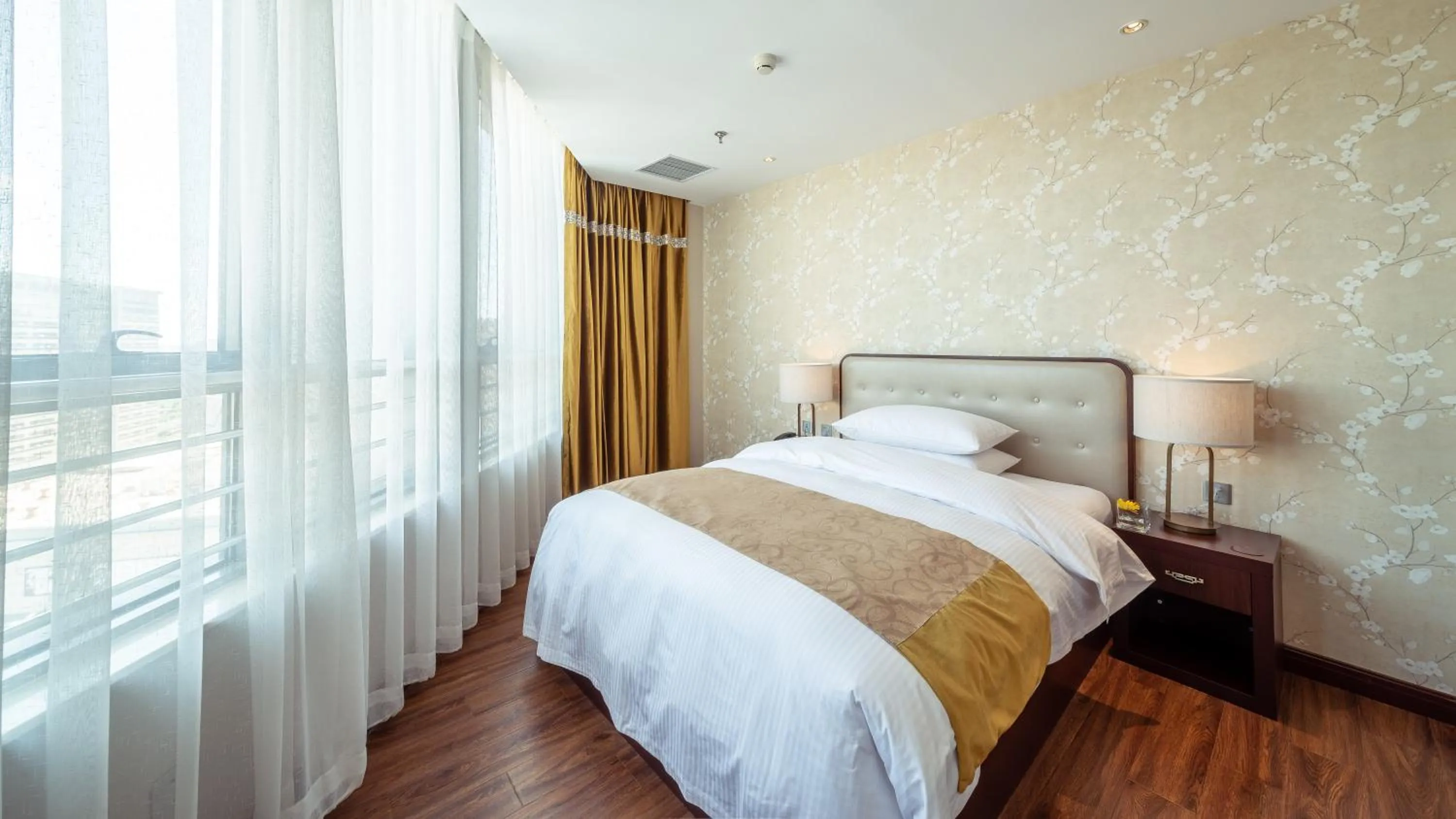 Bed in Beijing Sunflower Hotel--Beijing Universal Studios Resort