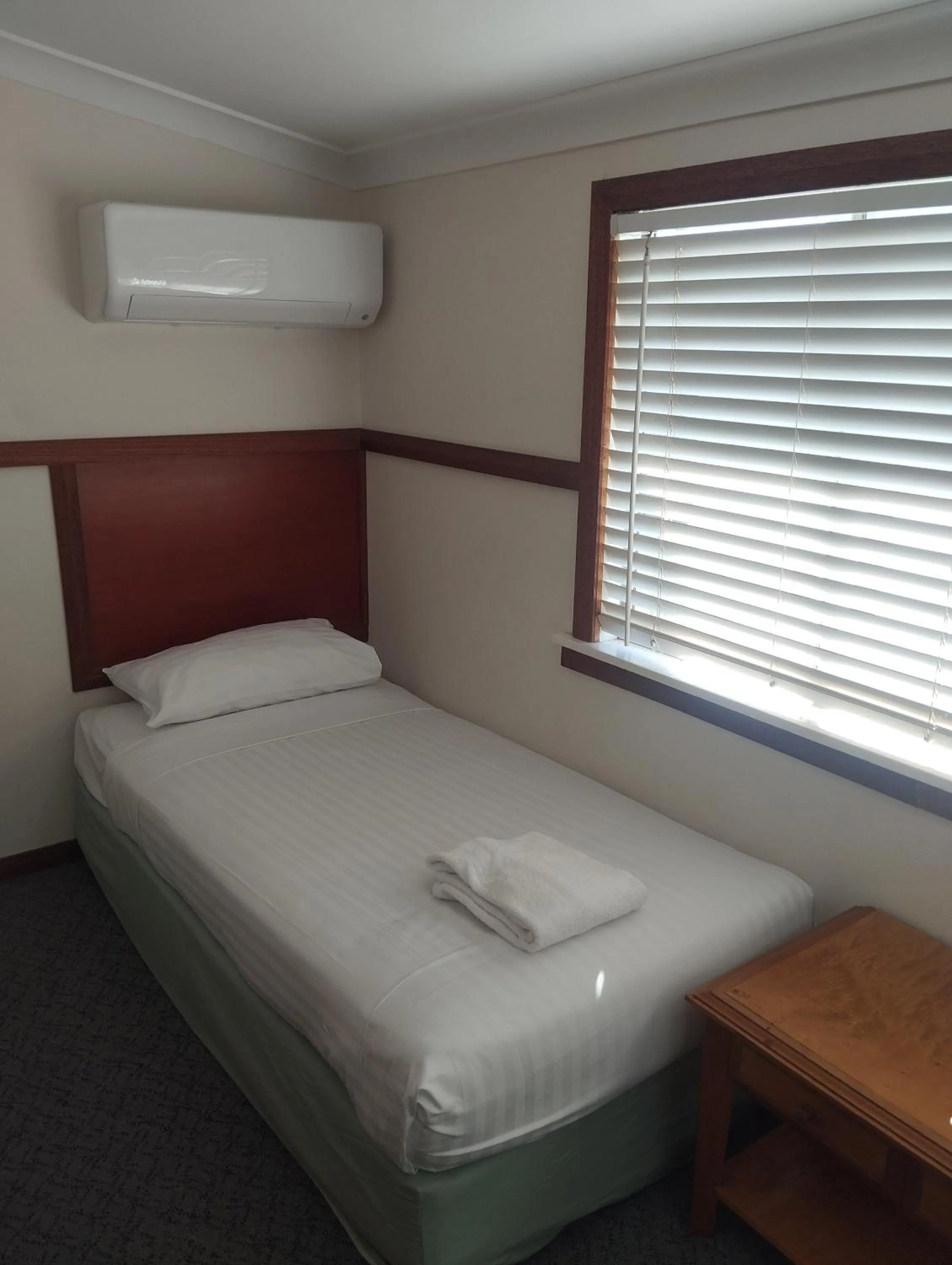 Bed in Across Country Motor Inn