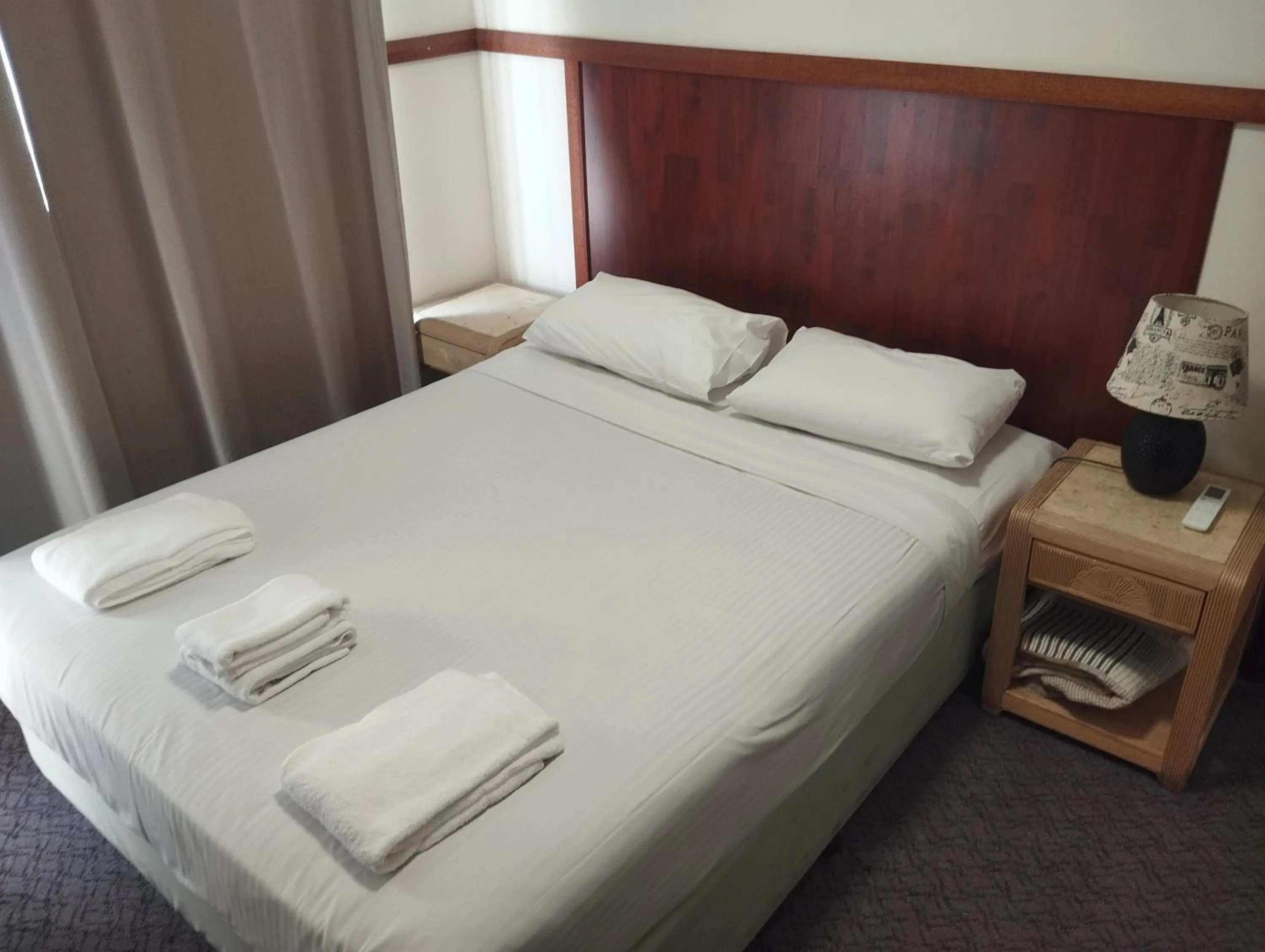 Bed in Across Country Motor Inn