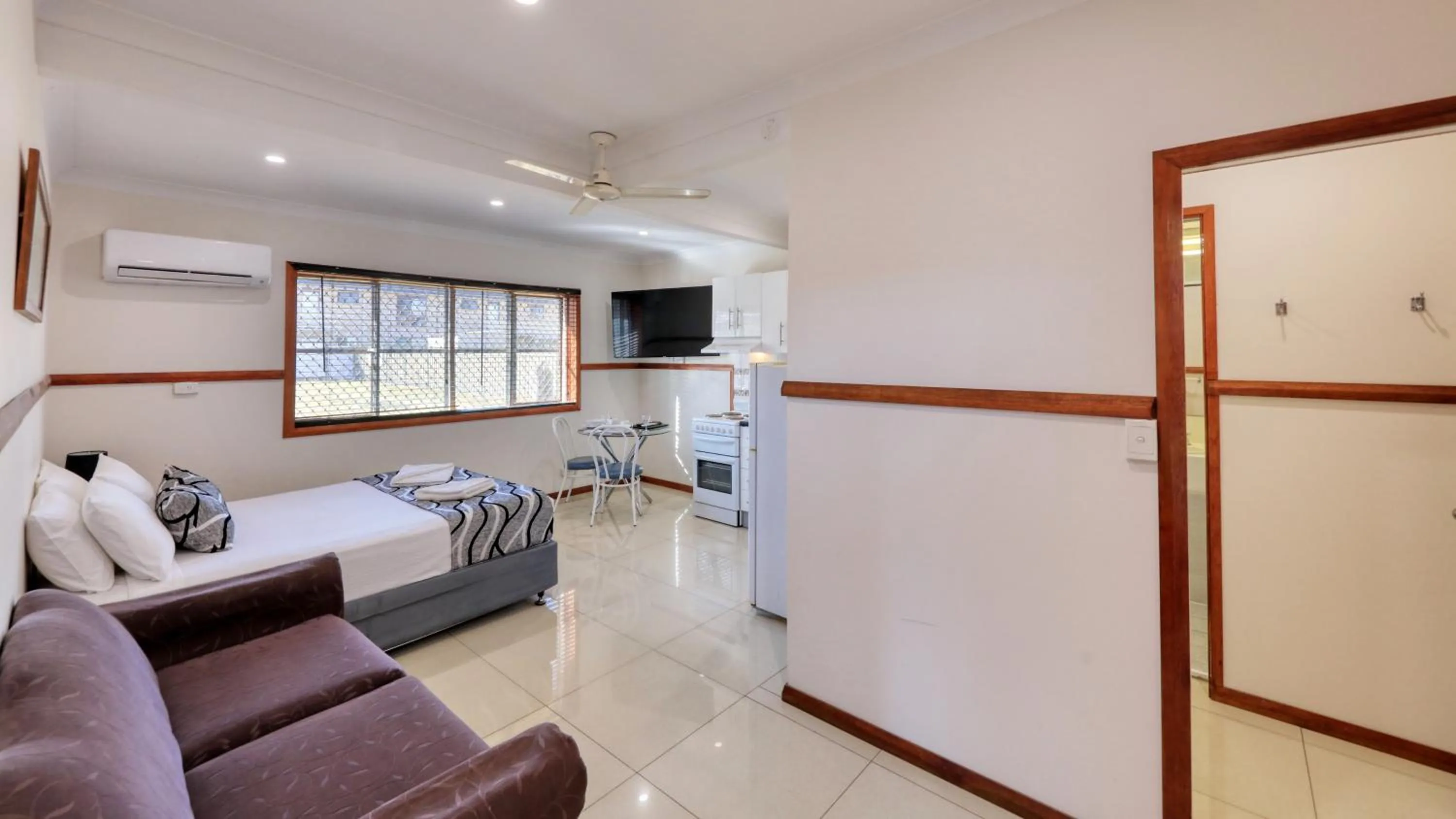 Bed in Across Country Motor Inn