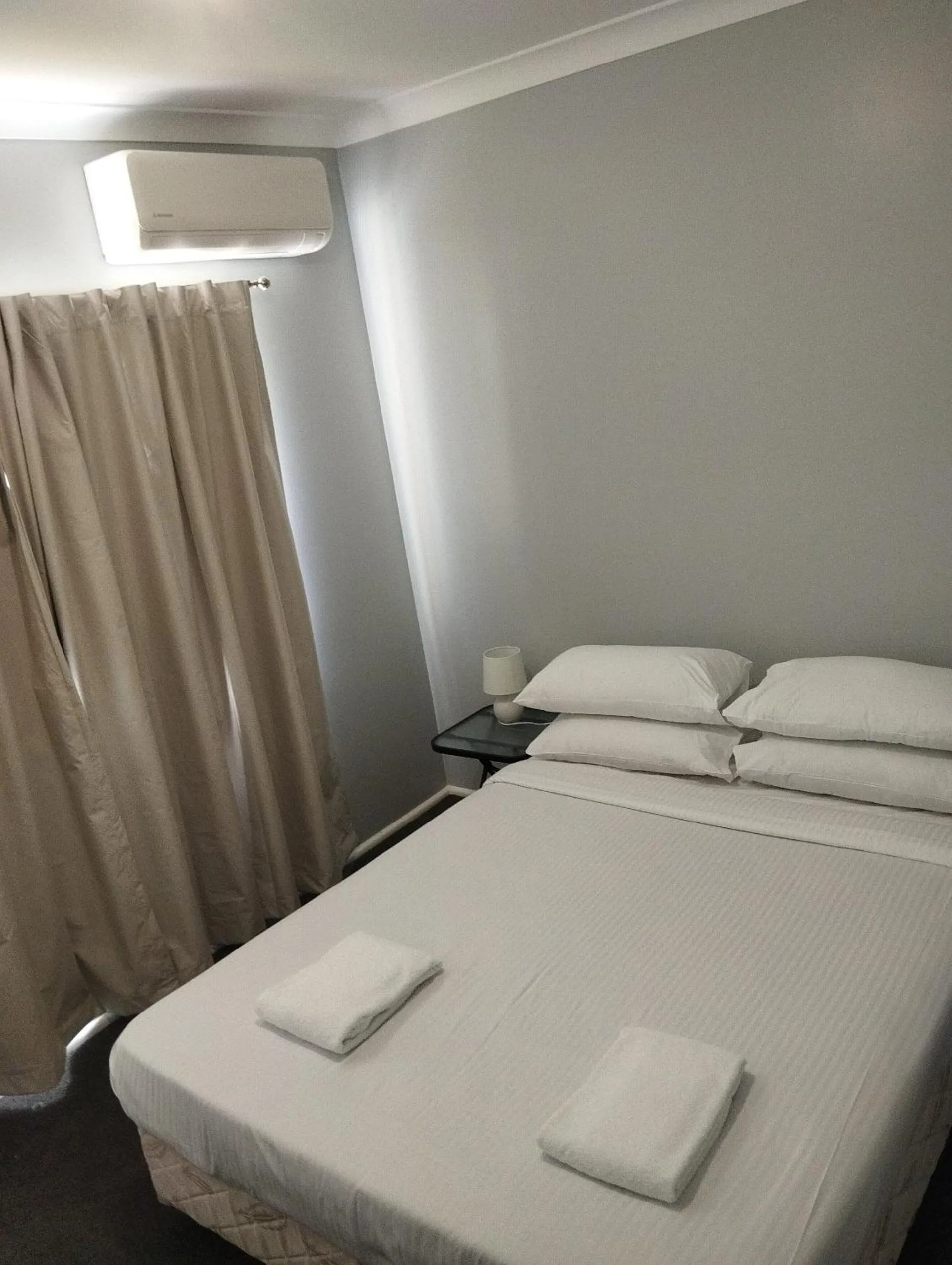 Bed in Across Country Motor Inn