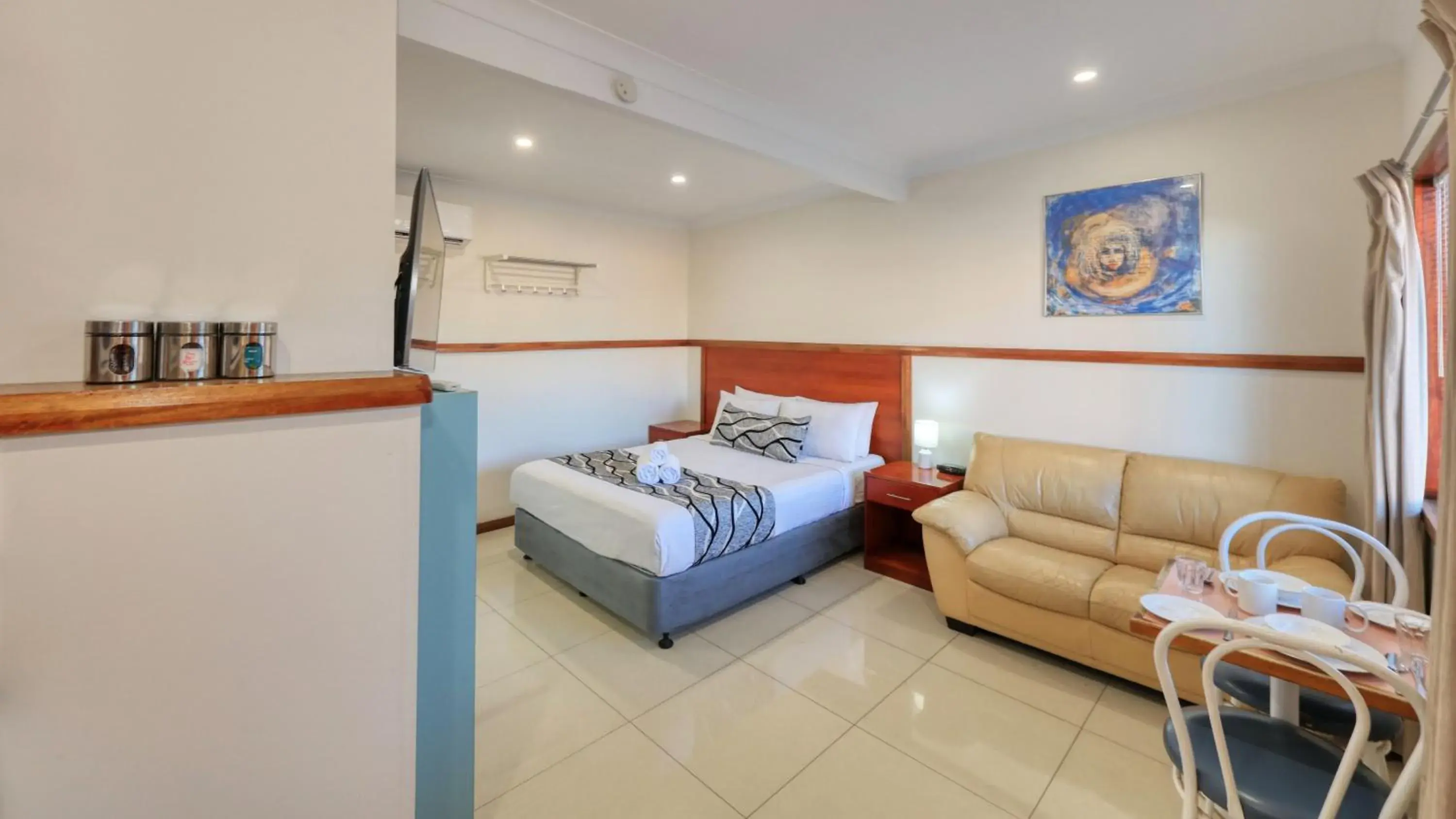 Deluxe Queen Room with Kitchenette in Across Country Motor Inn Deluxe Queen Room with Kitchenette in Across Country Motor Inn