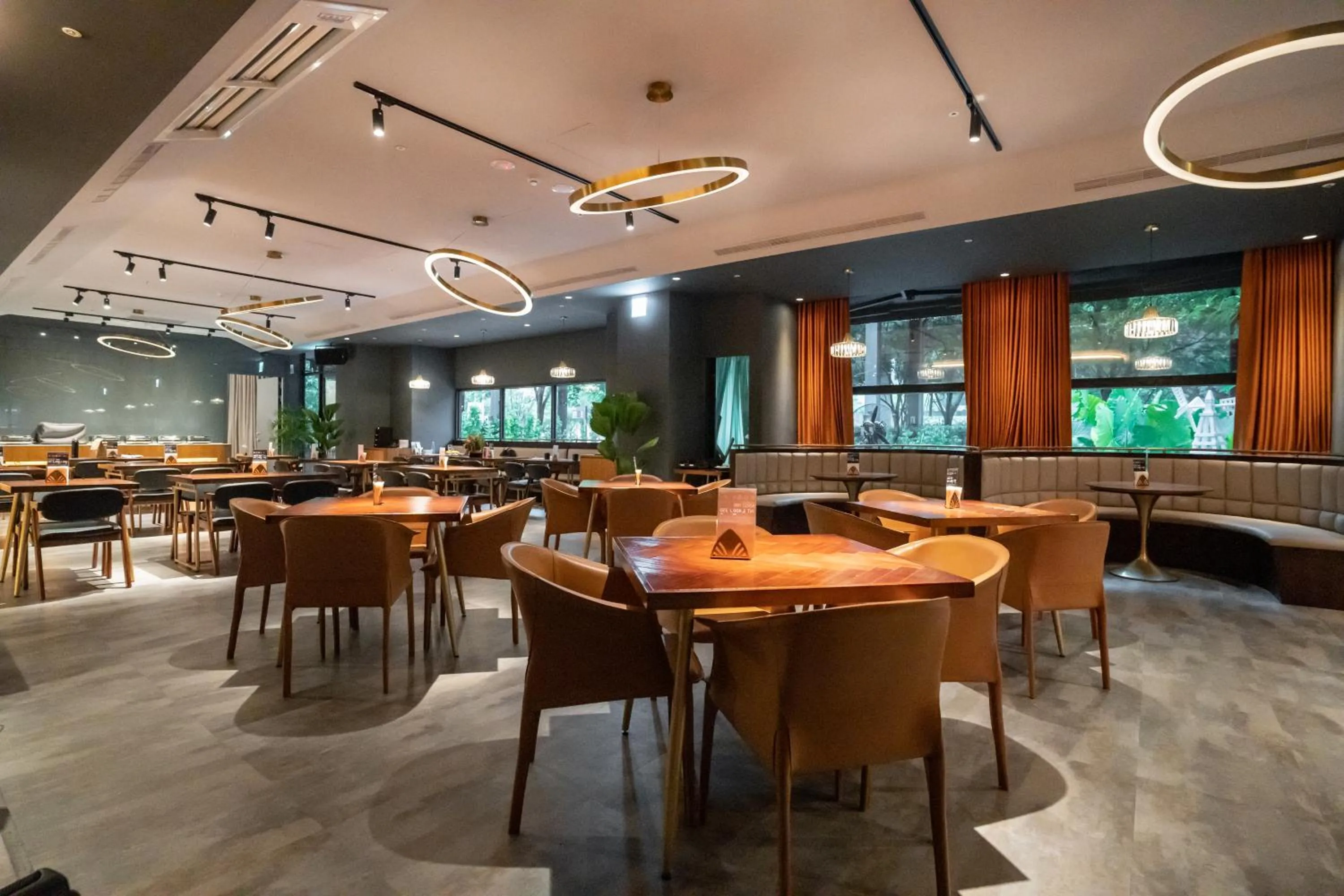 Restaurant/places to eat in Home Hotel