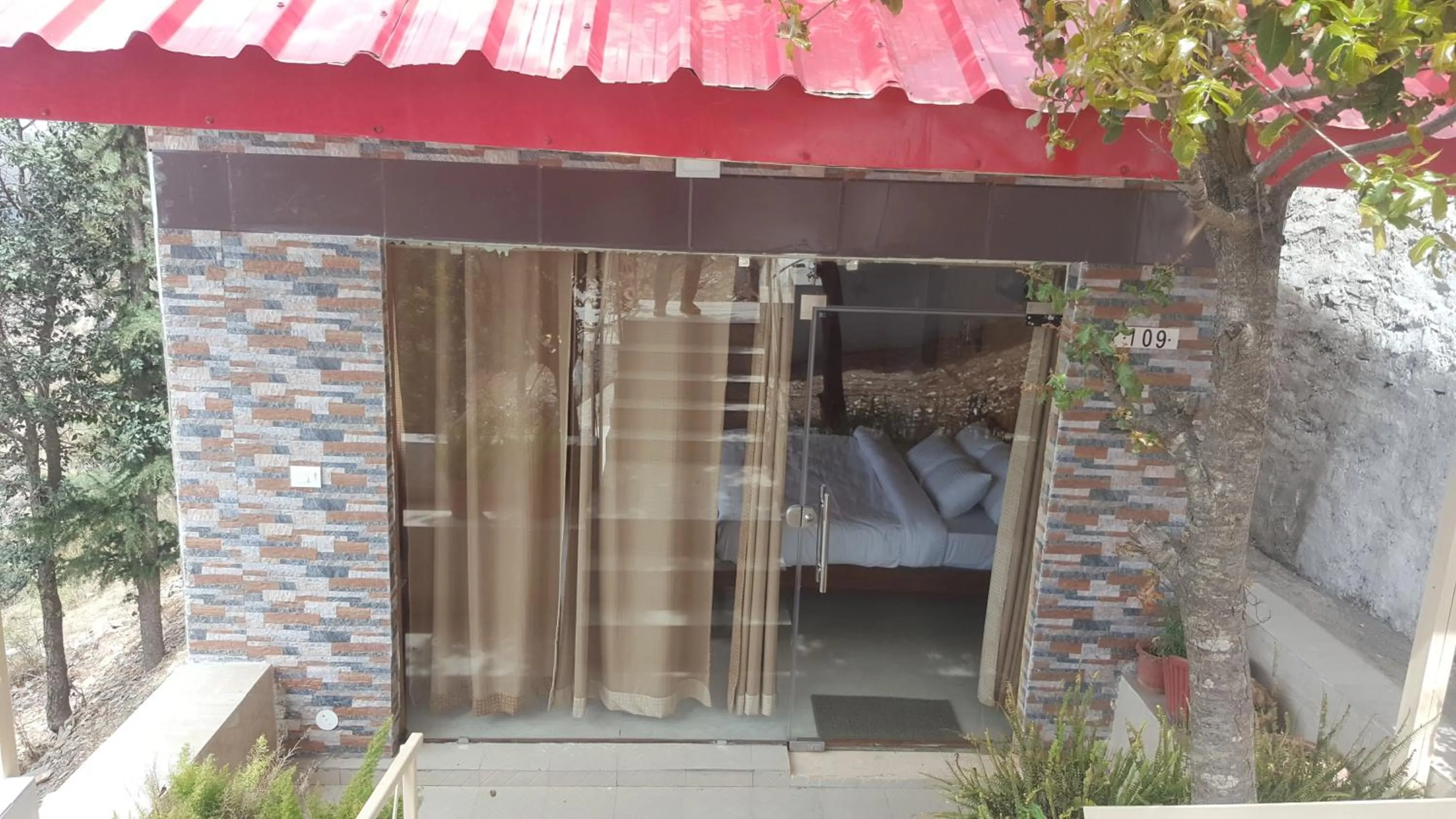 Day in KVR Clarks Inn, Kufri