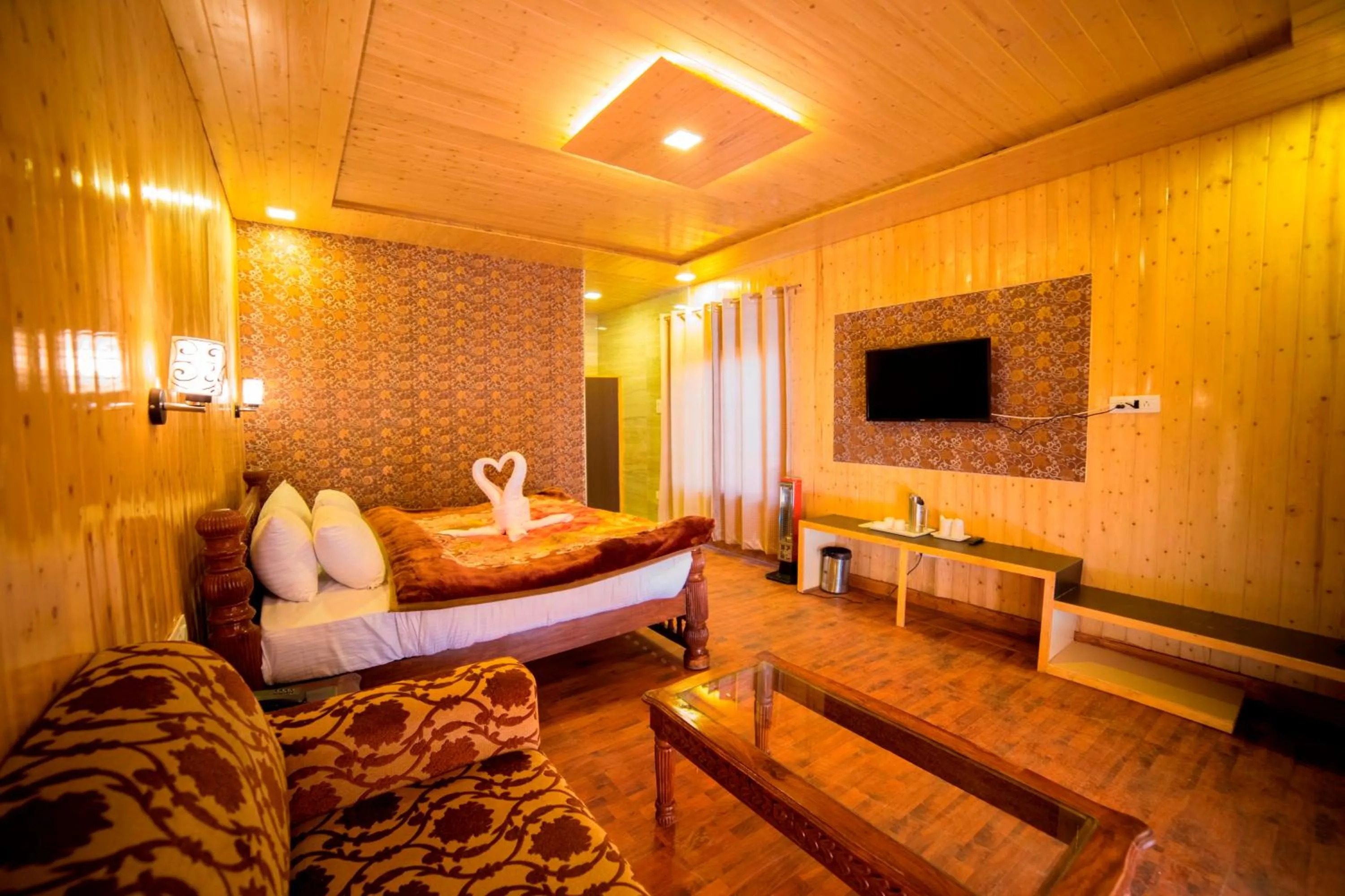 Communal lounge/ TV room, Bed in KVR Clarks Inn, Kufri