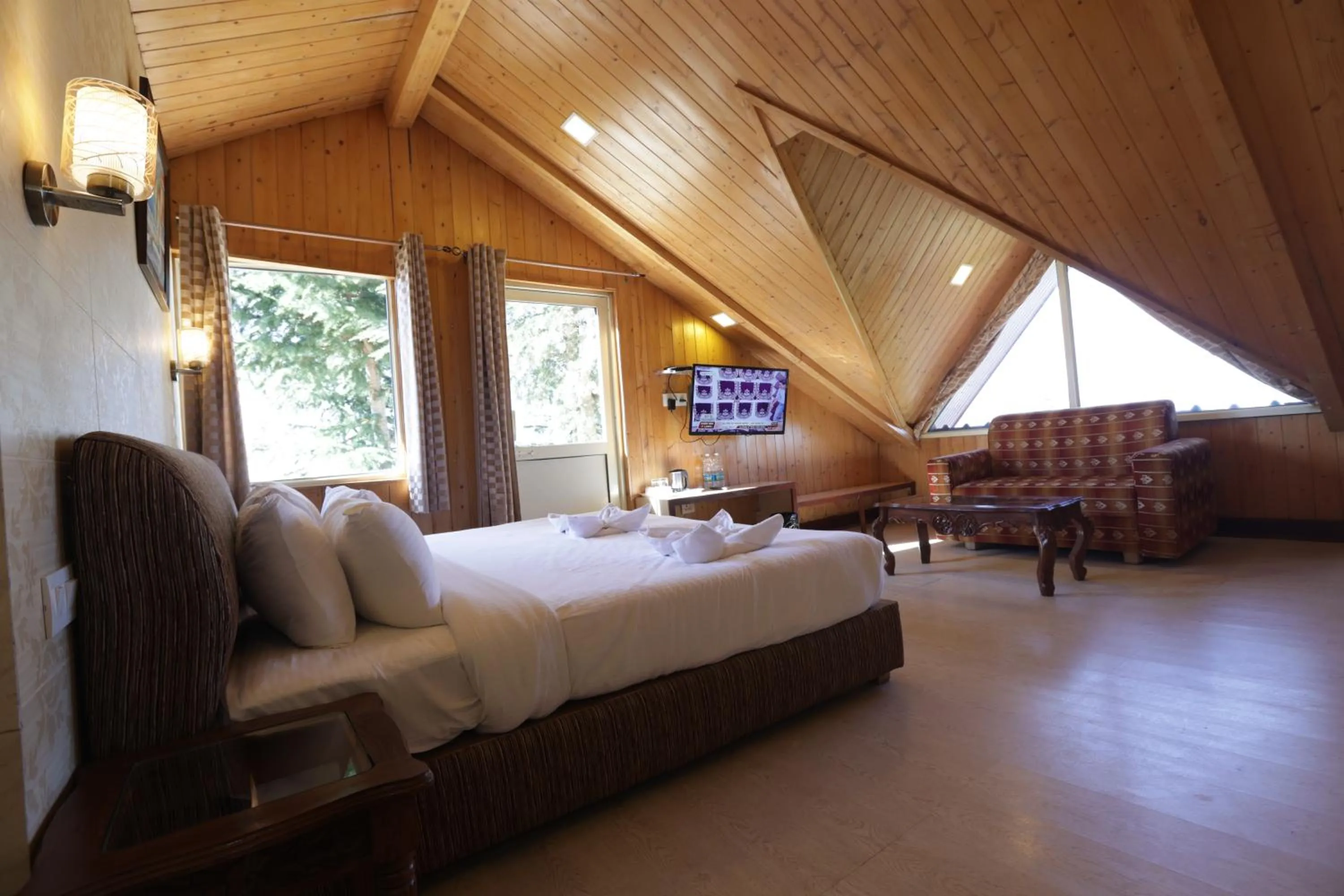 TV and multimedia, Bed in KVR Clarks Inn, Kufri