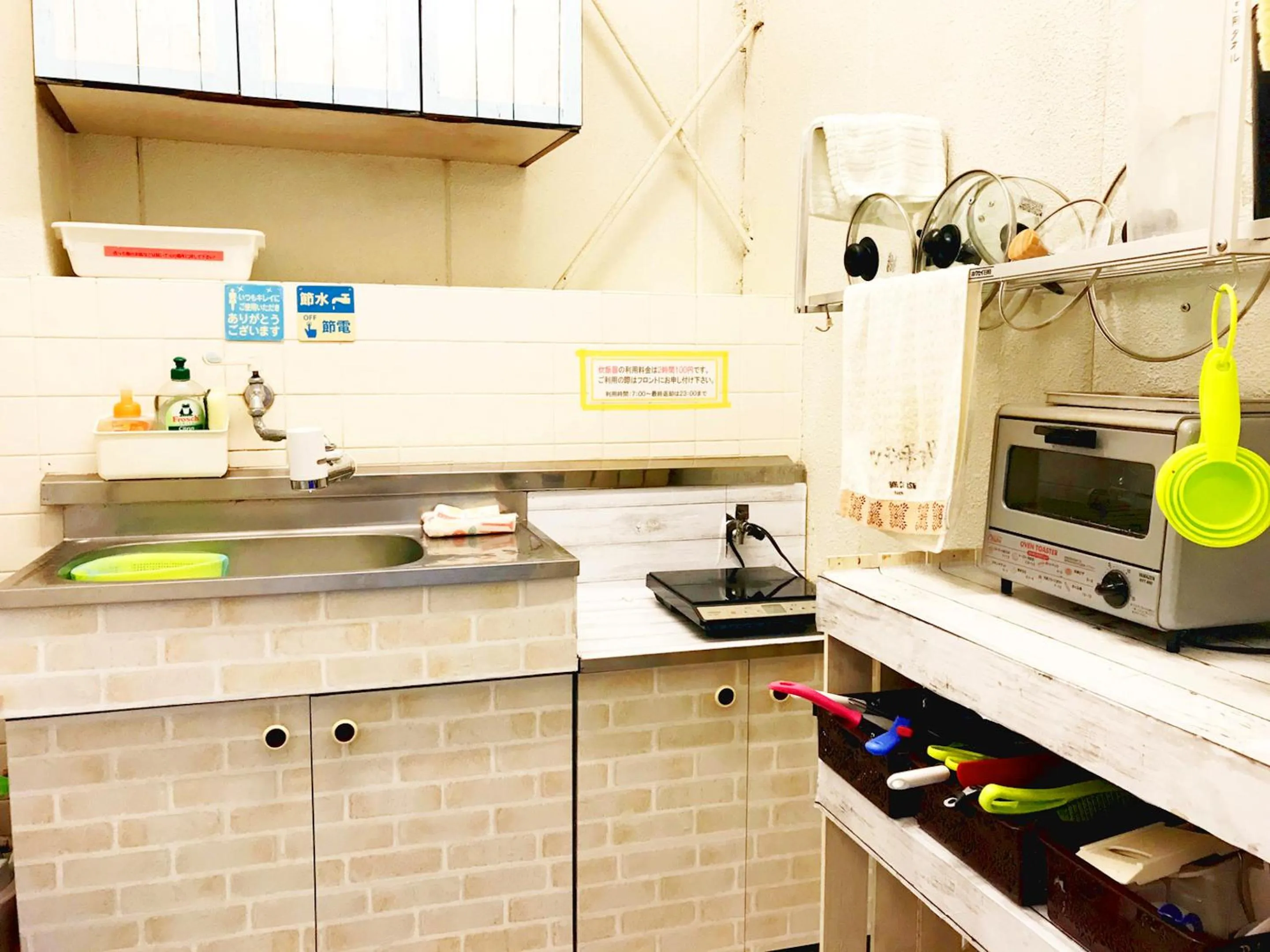 Communal kitchen in Guesthouse Churayado Ishigakijima