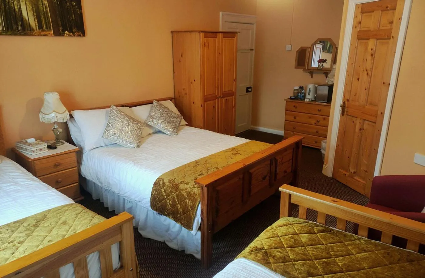 Photo of the whole room, Bed in Inishross House