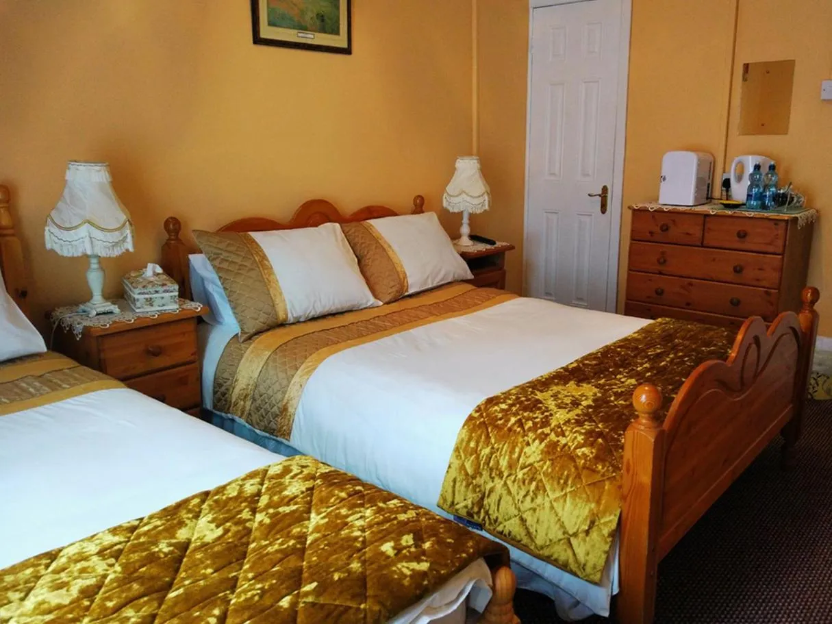 Photo of the whole room, Bed in Inishross House